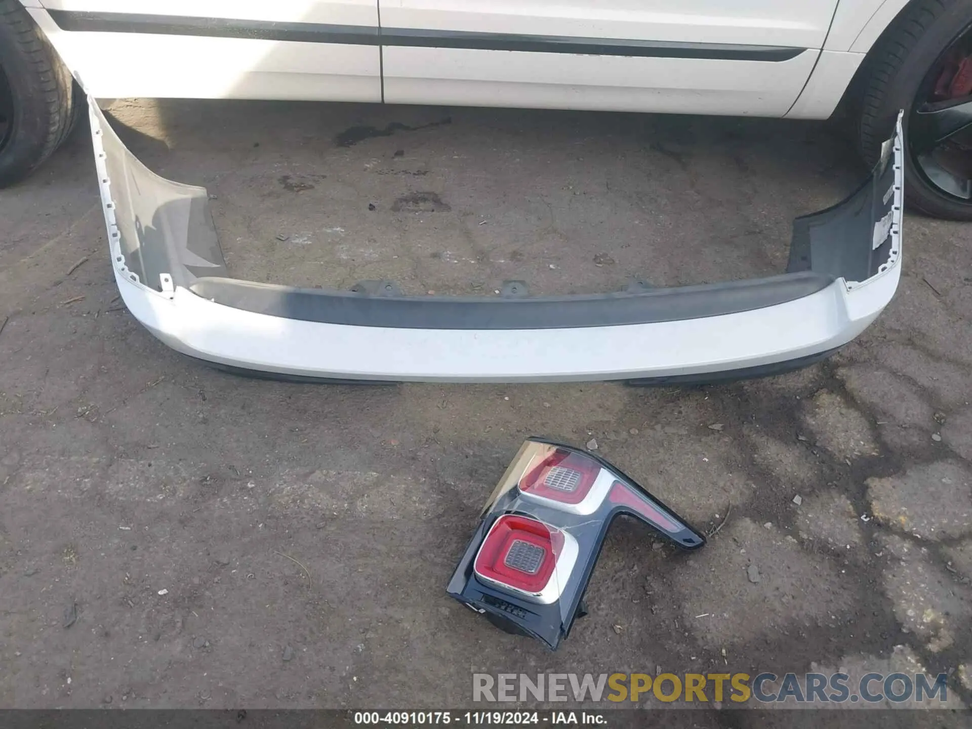 12 Photograph of a damaged car SALGS2SV3KA547623 LAND ROVER RANGE ROVER 2019