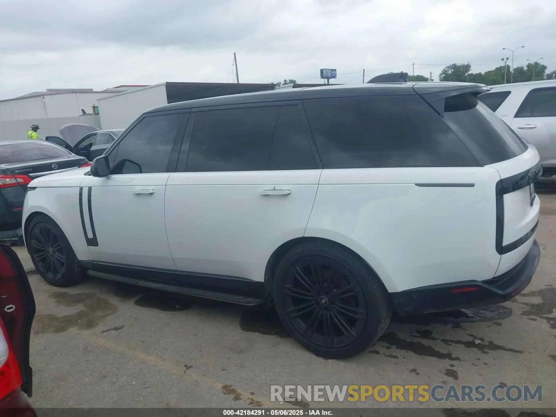 14 Photograph of a damaged car SALKPBE7XPA025006 LAND ROVER RANGE ROVER 2023