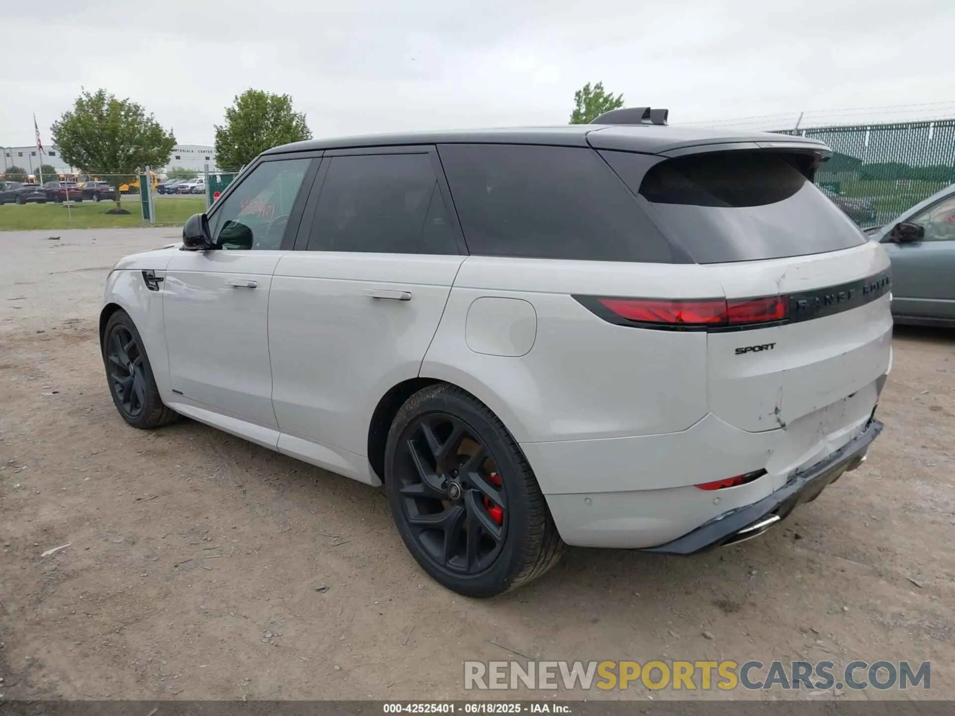 3 Photograph of a damaged car SAL119E4XPA132200 LAND ROVER RANGE ROVER SPORT 2023
