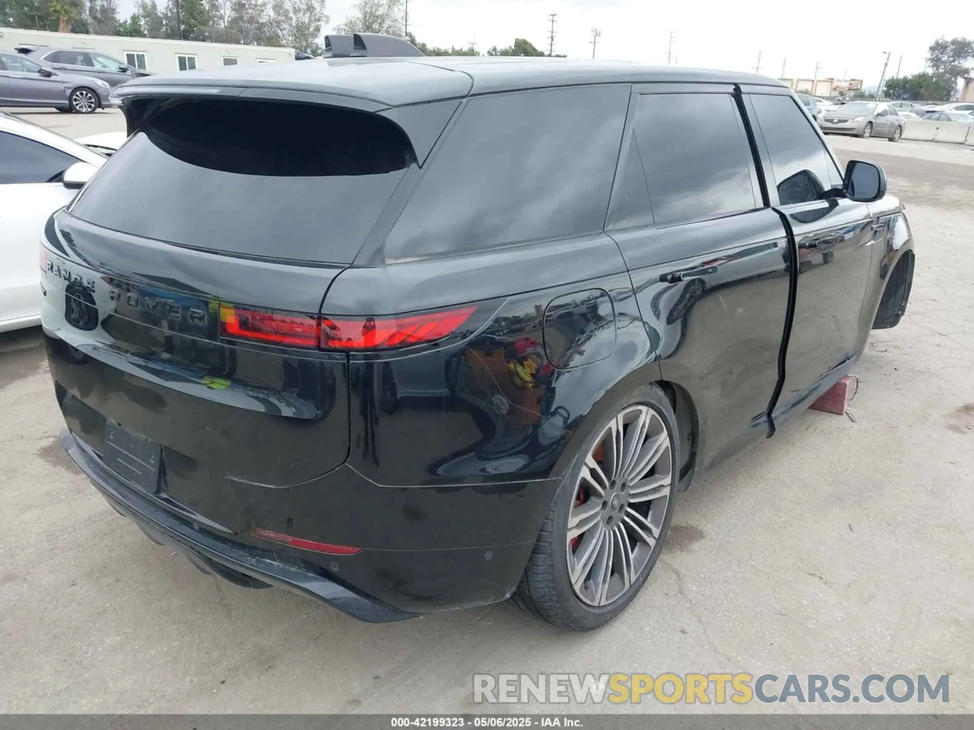 4 Photograph of a damaged car SAL1L9FU7RA174142 LAND ROVER RANGE ROVER SPORT 2024