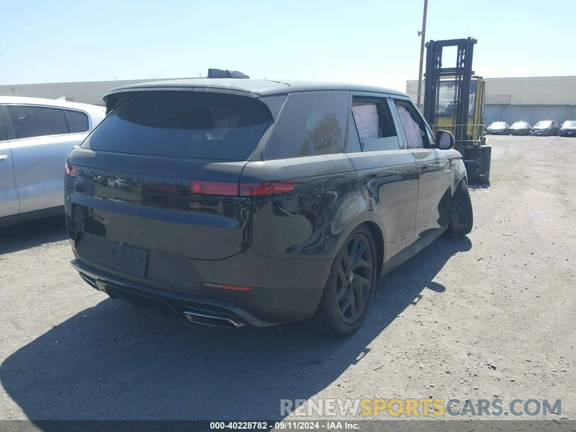 4 Photograph of a damaged car SAL1P9EU2RA174300 LAND ROVER RANGE ROVER SPORT 2024