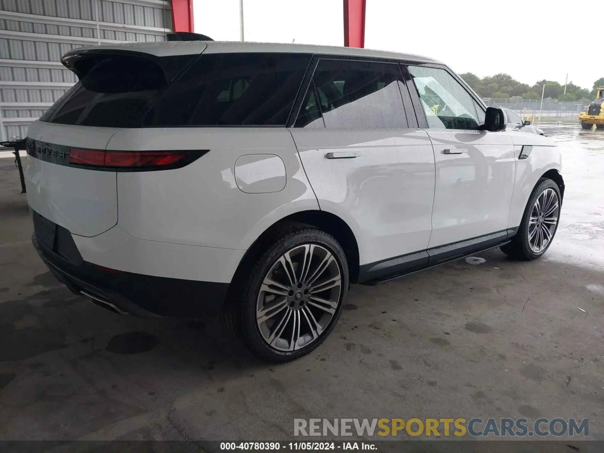 4 Photograph of a damaged car SAL1P9EU7RA182991 LAND ROVER RANGE ROVER SPORT 2024