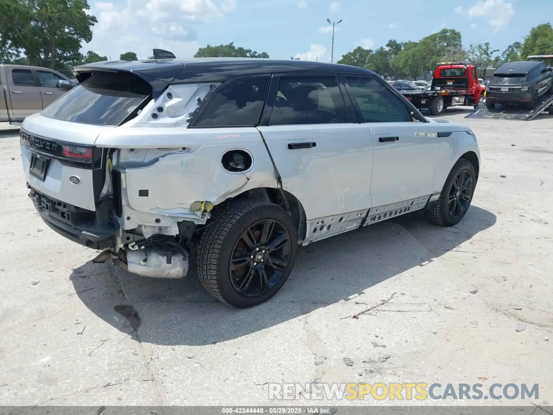4 Photograph of a damaged car SALYT2EX9MA315965 LAND ROVER RANGE ROVER VELAR 2021