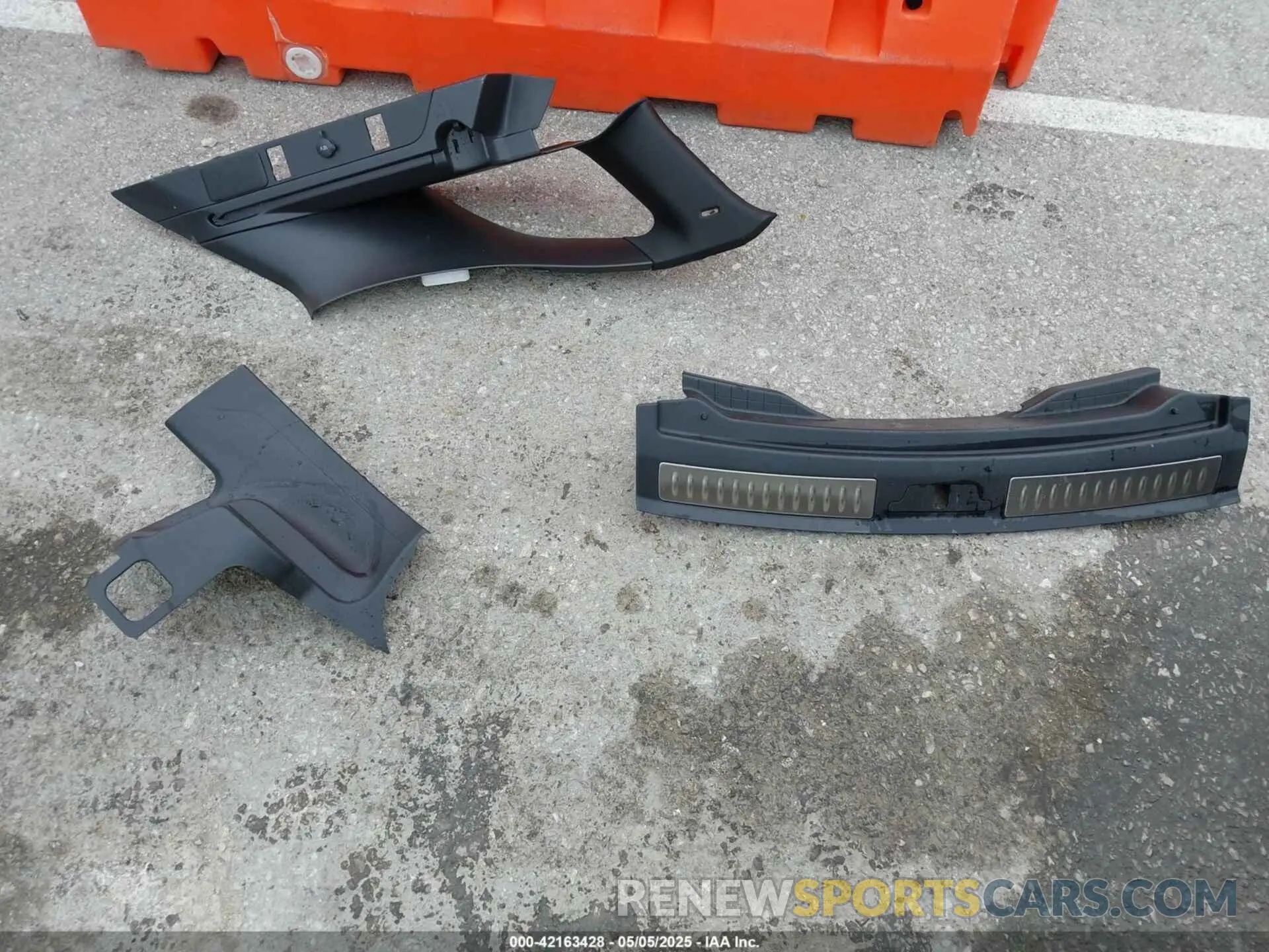 12 Photograph of a damaged car SALYL2EX1RA368859 LAND ROVER RANGE ROVER VELAR 2024