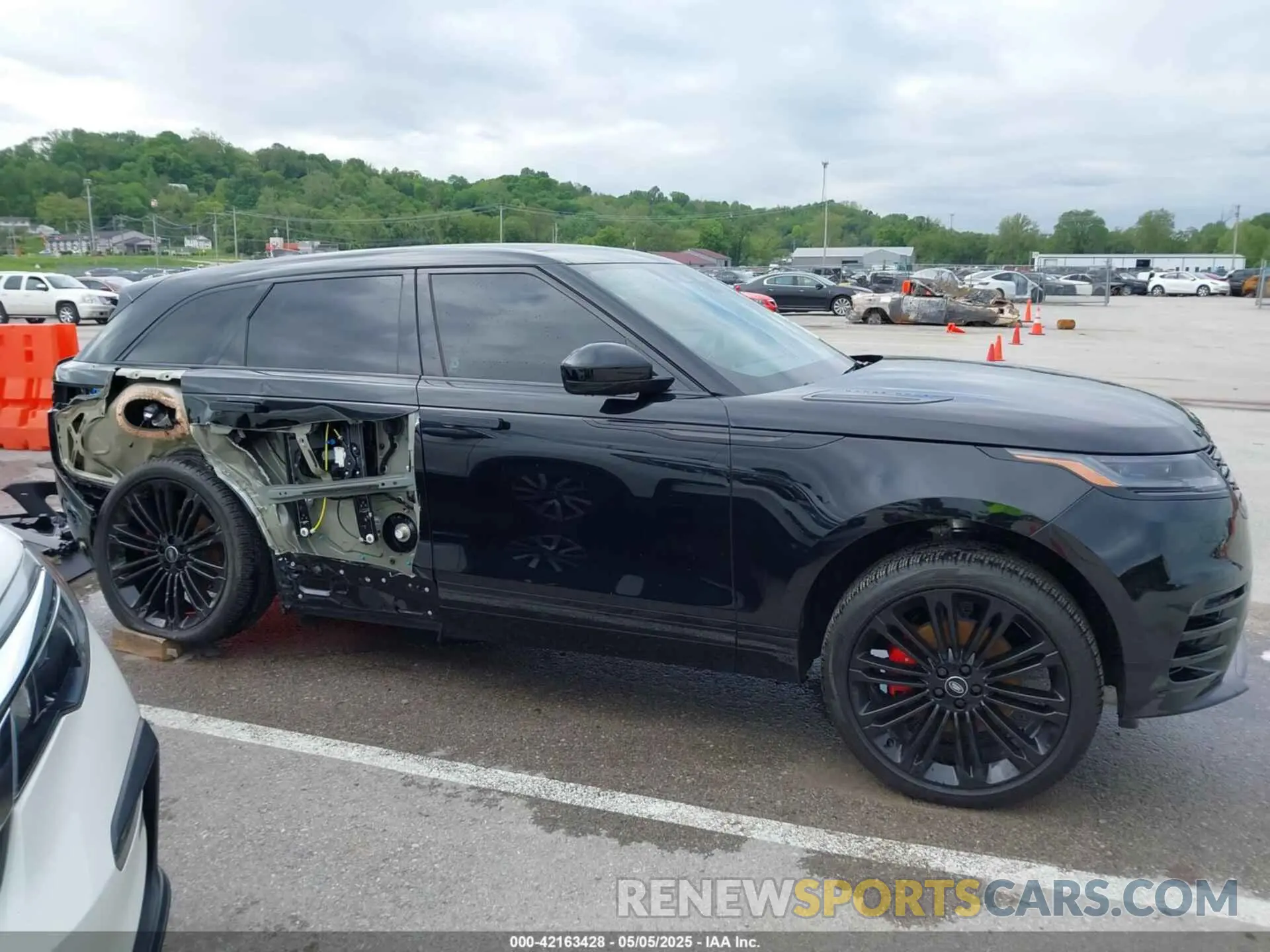 14 Photograph of a damaged car SALYL2EX1RA368859 LAND ROVER RANGE ROVER VELAR 2024