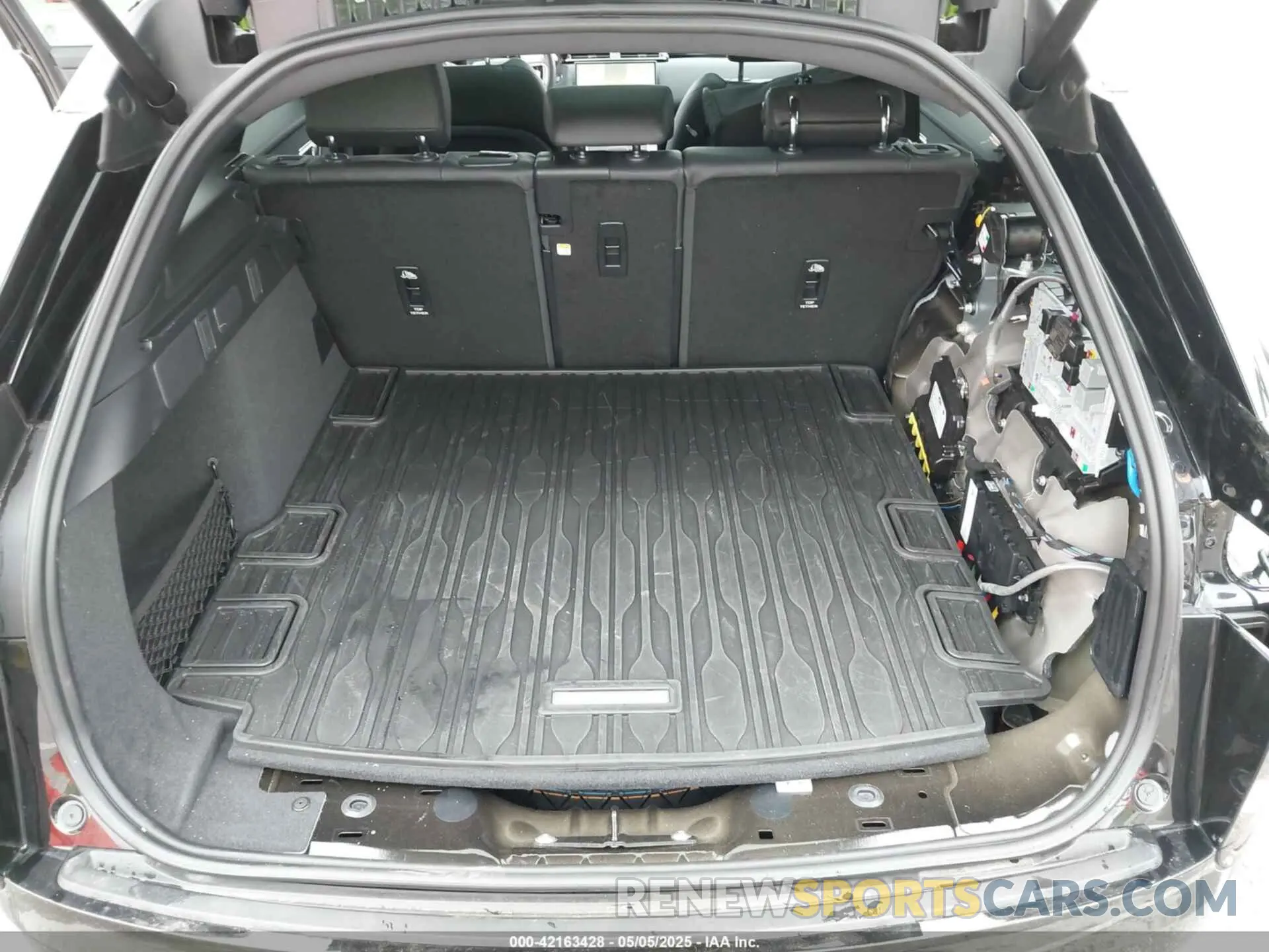 18 Photograph of a damaged car SALYL2EX1RA368859 LAND ROVER RANGE ROVER VELAR 2024