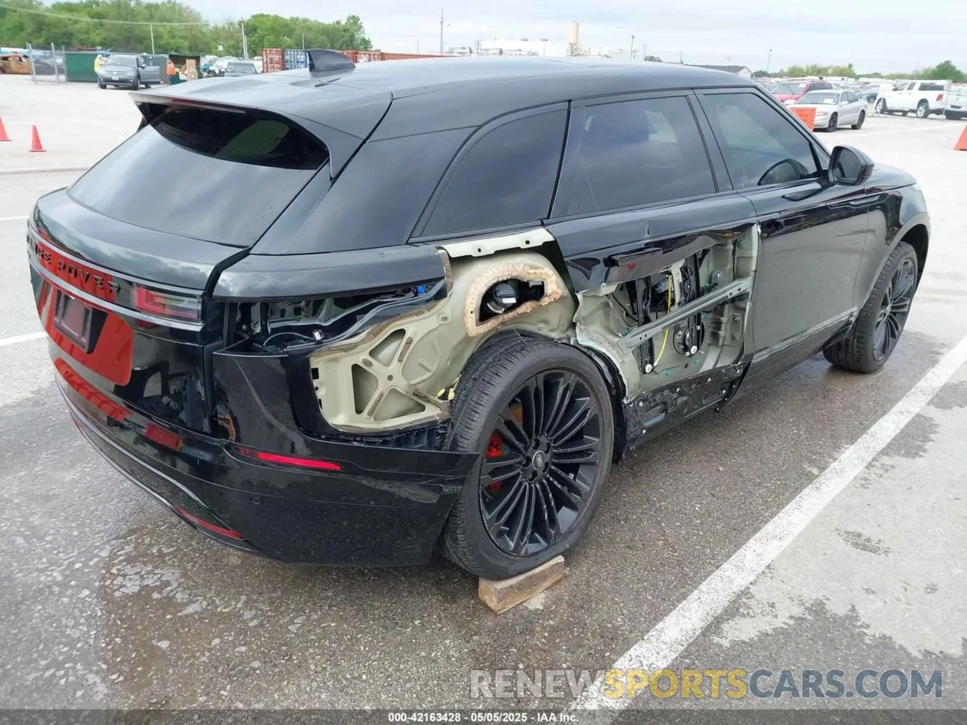 4 Photograph of a damaged car SALYL2EX1RA368859 LAND ROVER RANGE ROVER VELAR 2024