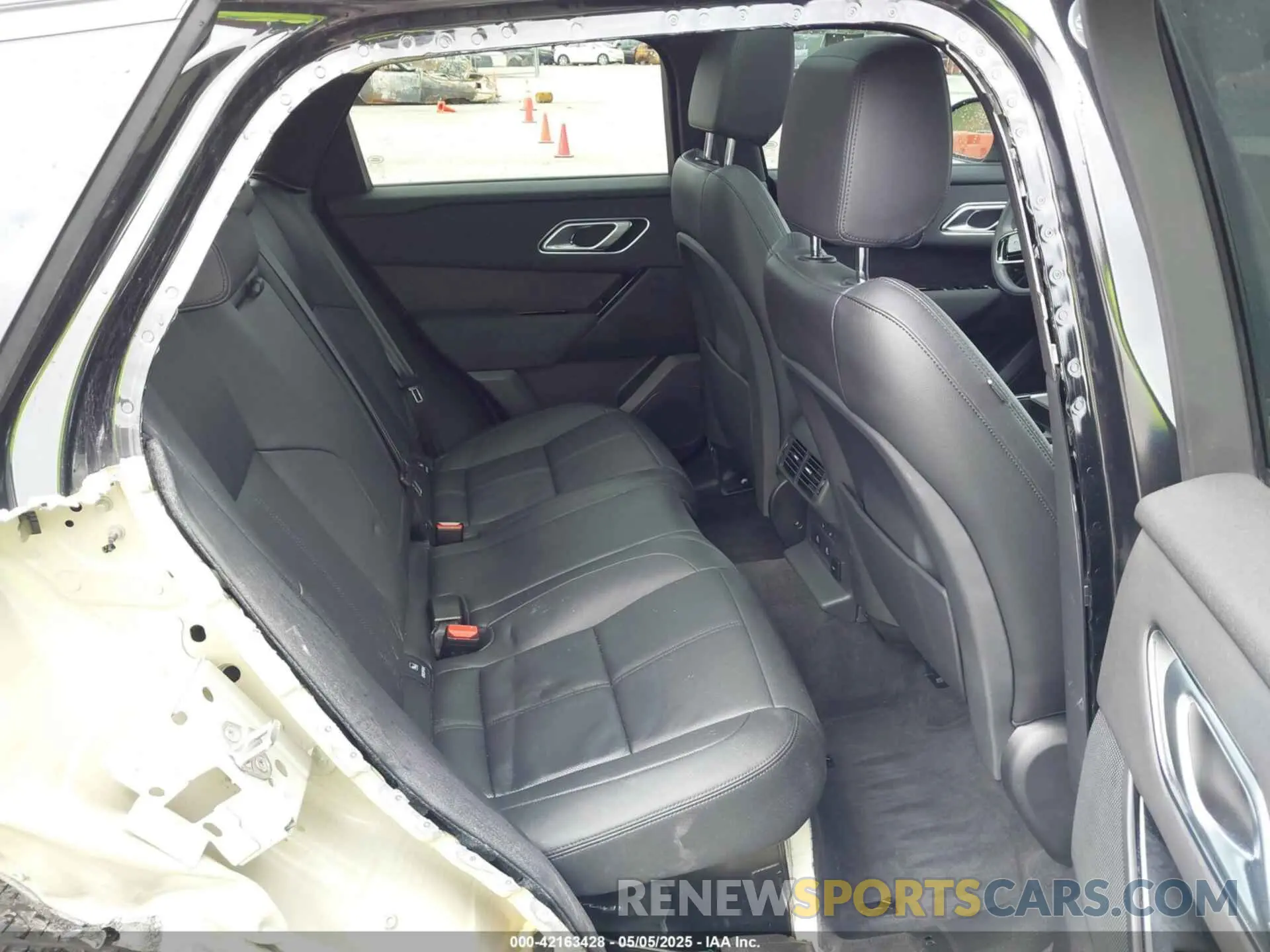 8 Photograph of a damaged car SALYL2EX1RA368859 LAND ROVER RANGE ROVER VELAR 2024