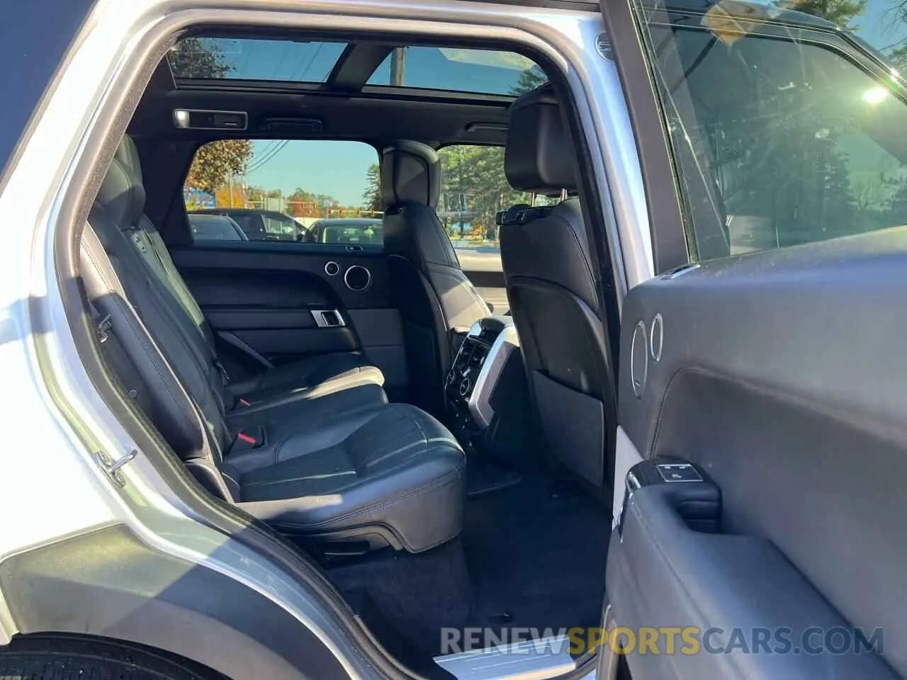 6 Photograph of a damaged car SALWR2RE0KA834642 LAND ROVER RANGEROVER 2019