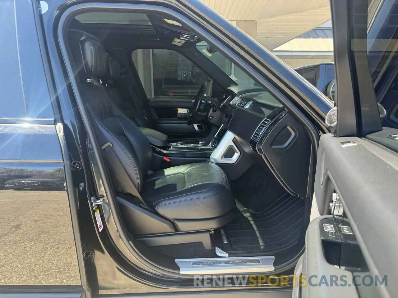 5 Photograph of a damaged car SALGS5SE3LA592385 LAND ROVER RANGEROVER 2020