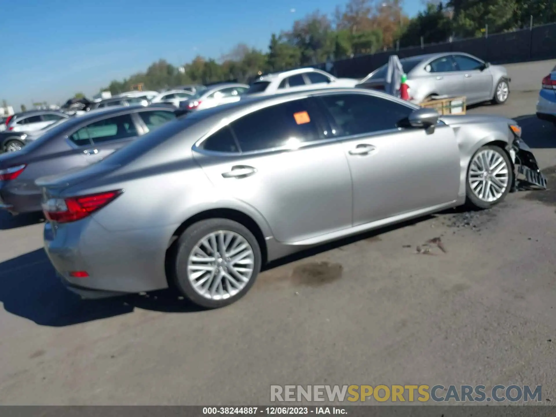 4 Photograph of a damaged car 58ABK1GG4HU046290 LEXUS ES 2017