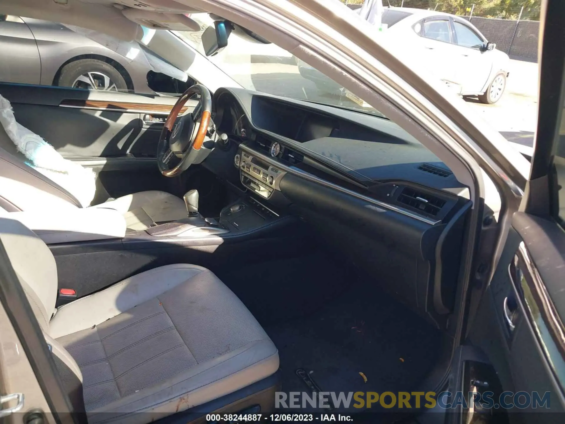 5 Photograph of a damaged car 58ABK1GG4HU046290 LEXUS ES 2017