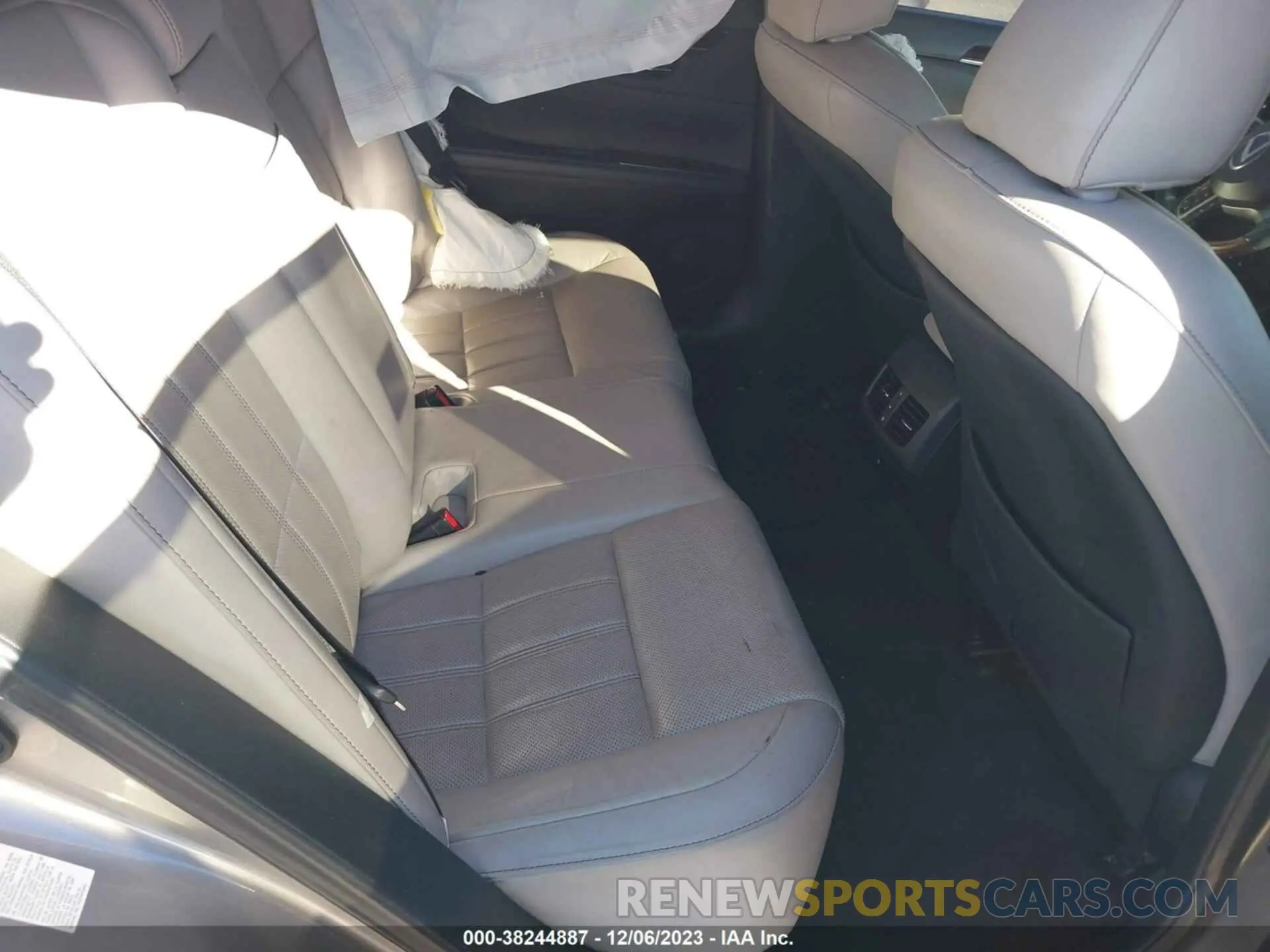 8 Photograph of a damaged car 58ABK1GG4HU046290 LEXUS ES 2017