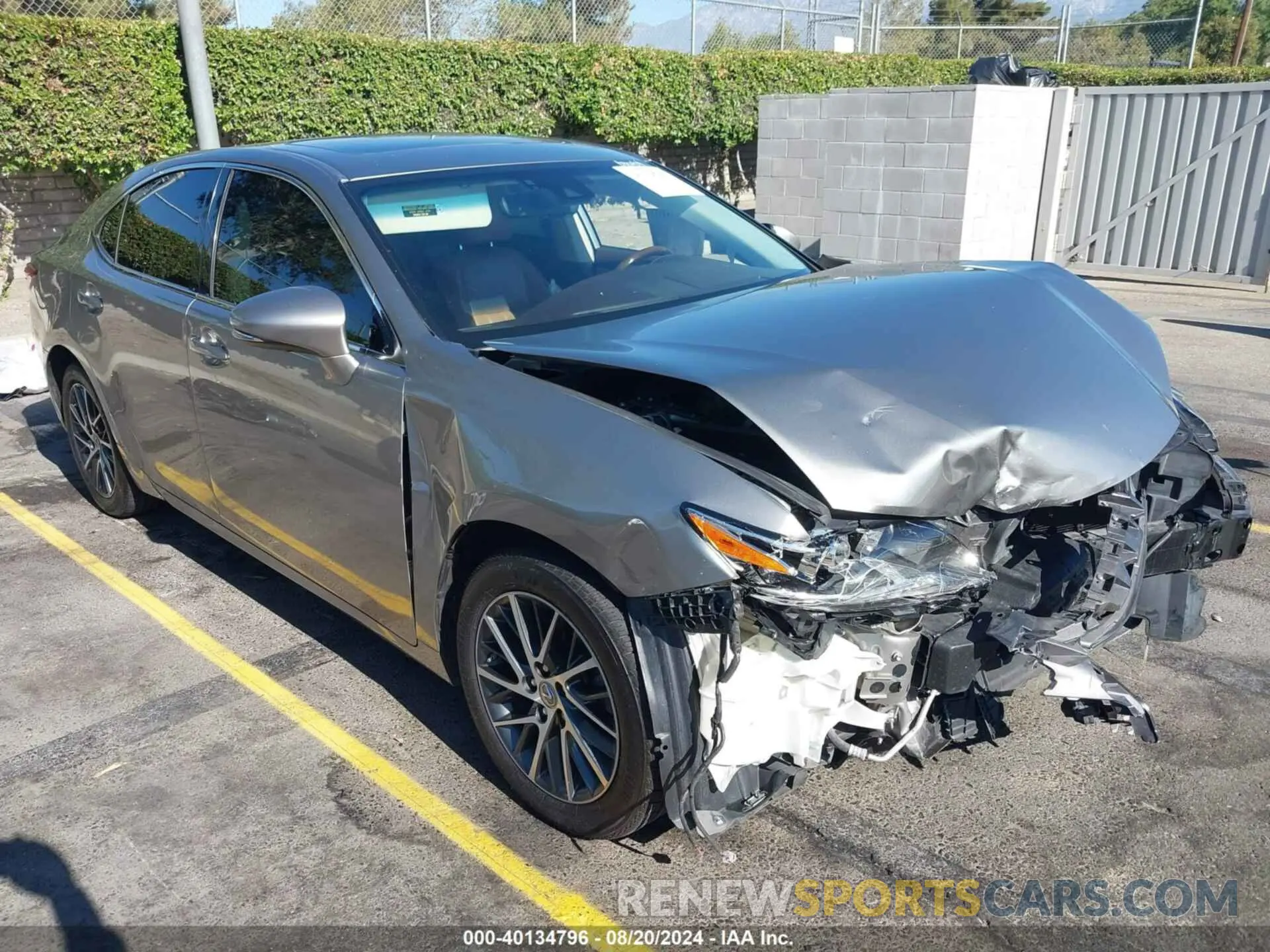 1 Photograph of a damaged car 58ABK1GG4JU080817 LEXUS ES 2018