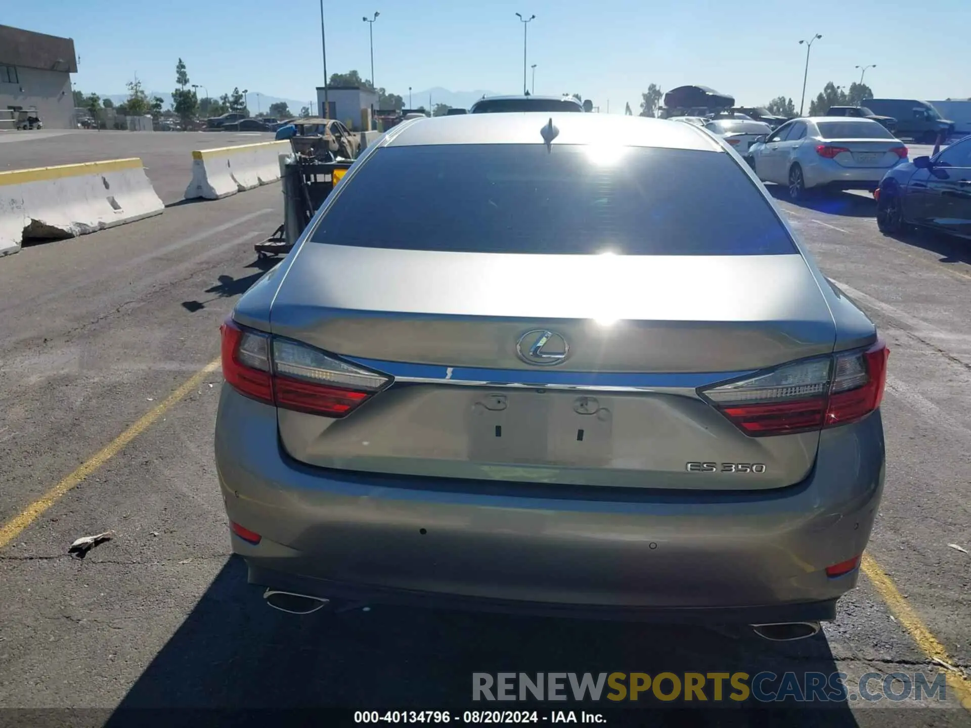 17 Photograph of a damaged car 58ABK1GG4JU080817 LEXUS ES 2018