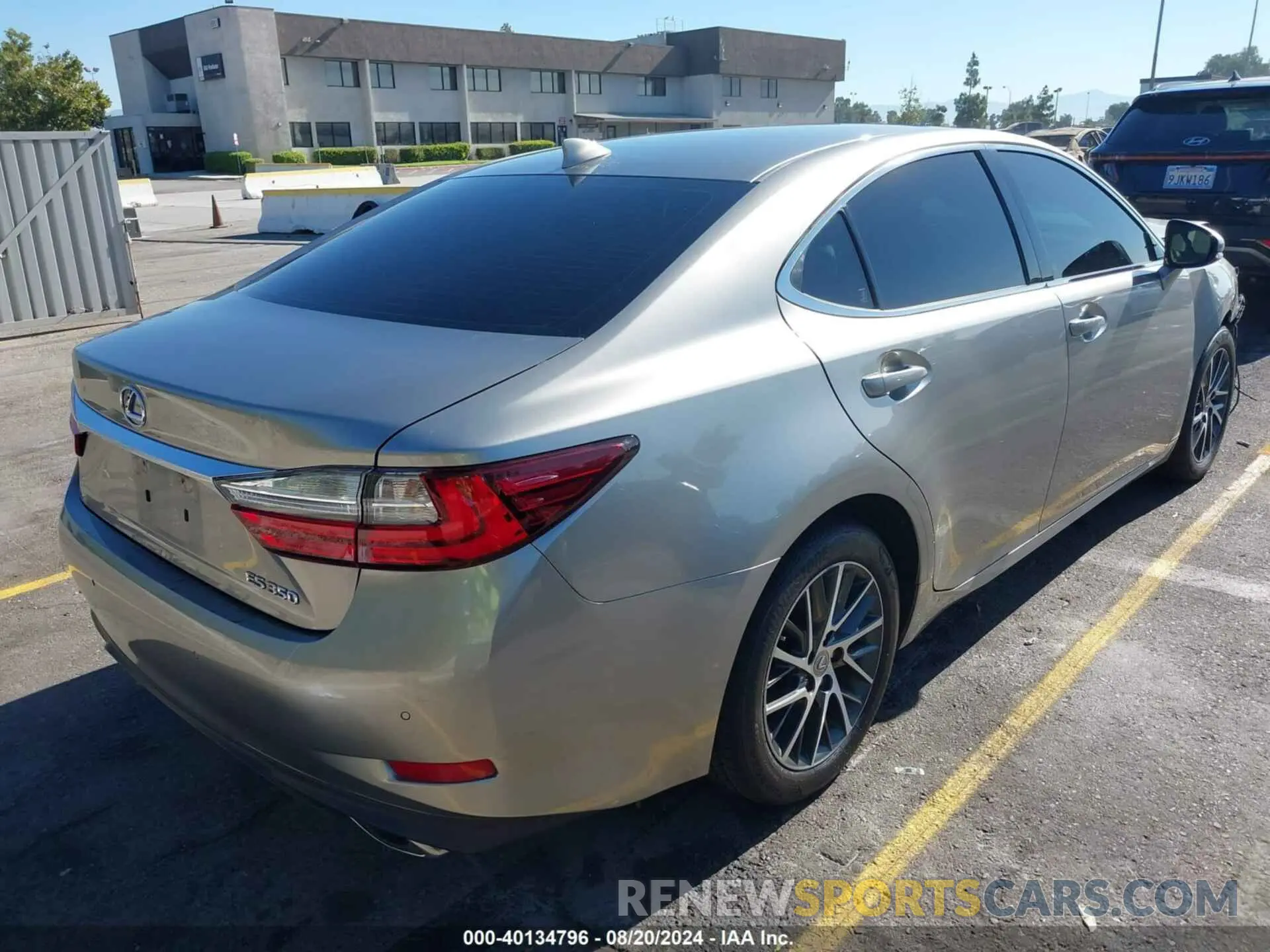 4 Photograph of a damaged car 58ABK1GG4JU080817 LEXUS ES 2018