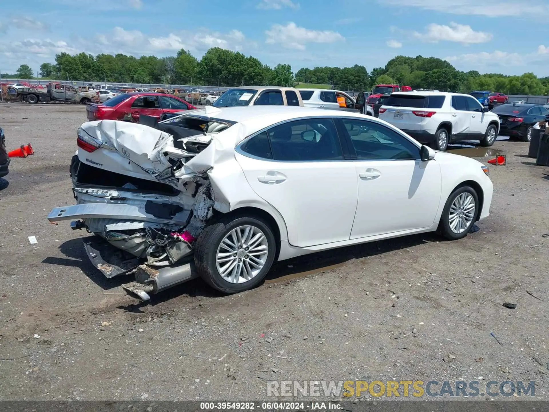 4 Photograph of a damaged car 58ABK1GG7JU089480 LEXUS ES 2018