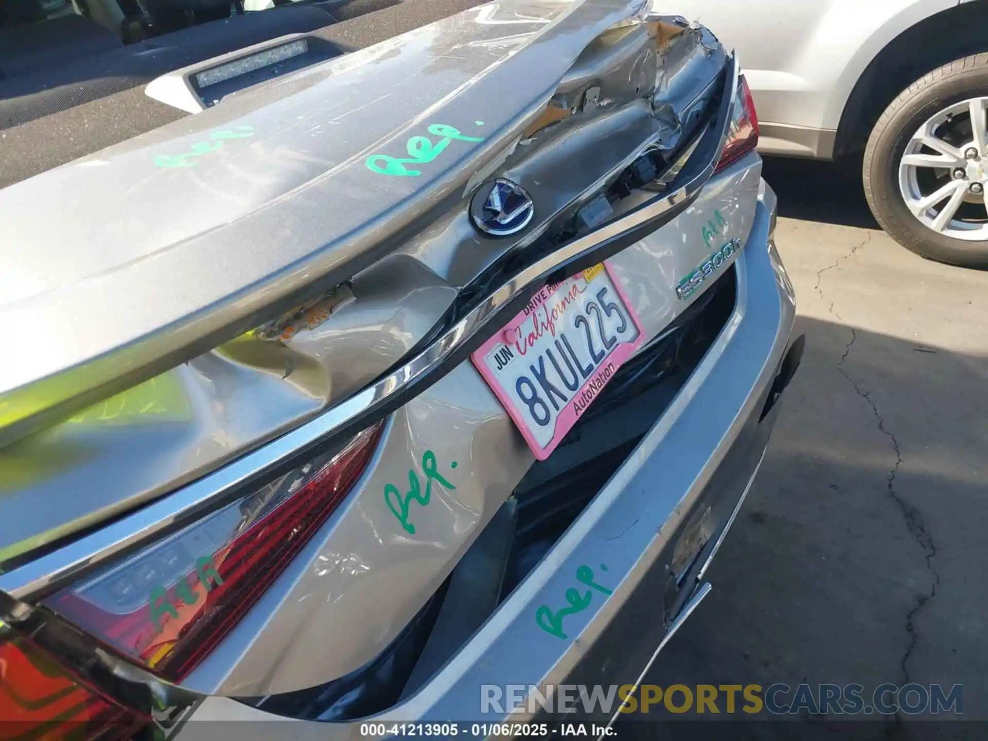 19 Photograph of a damaged car 58AB21B13KU001514 LEXUS ES 2019