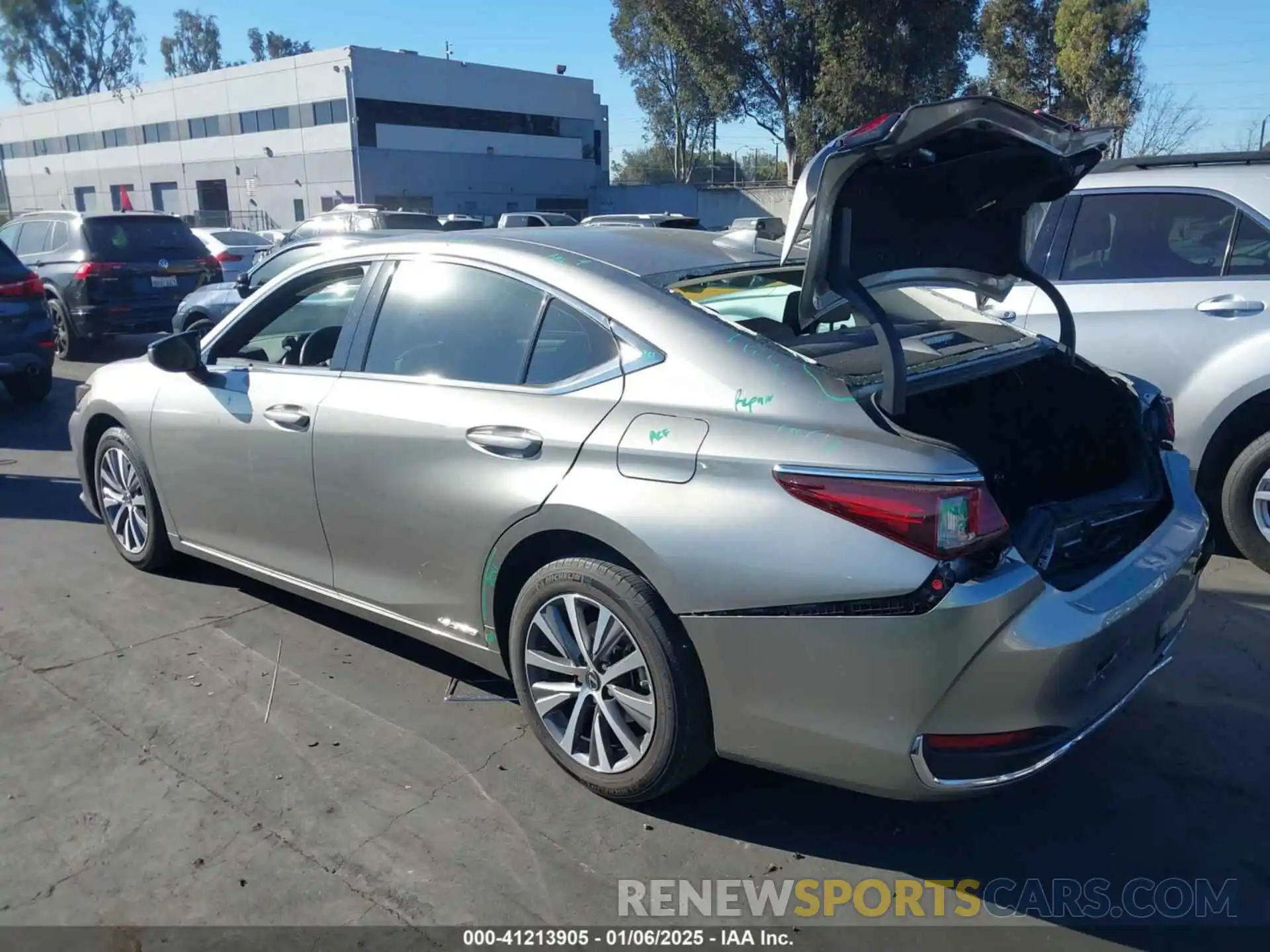 3 Photograph of a damaged car 58AB21B13KU001514 LEXUS ES 2019