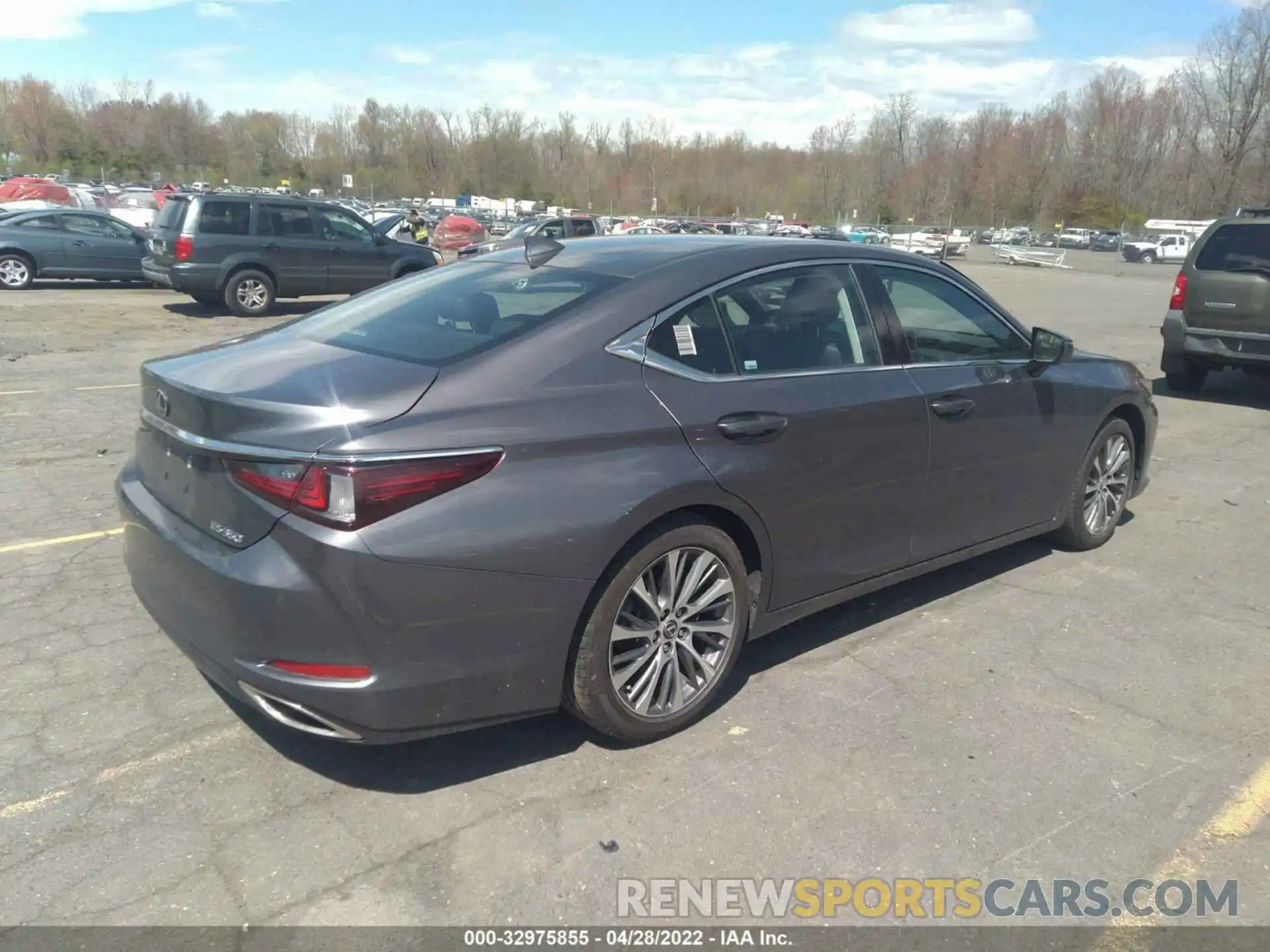 4 Photograph of a damaged car 58ABZ1B10KU010800 LEXUS ES 2019