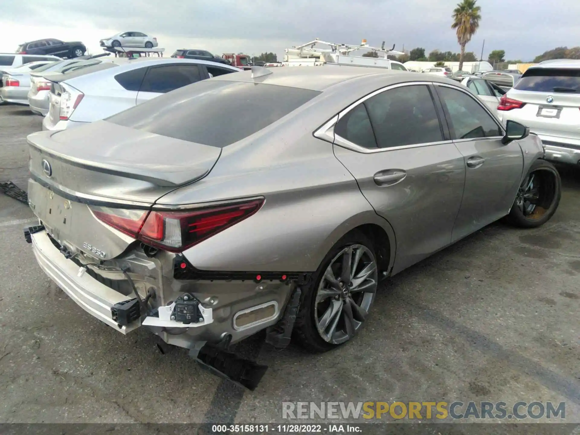 4 Photograph of a damaged car 58ABZ1B10KU027600 LEXUS ES 2019