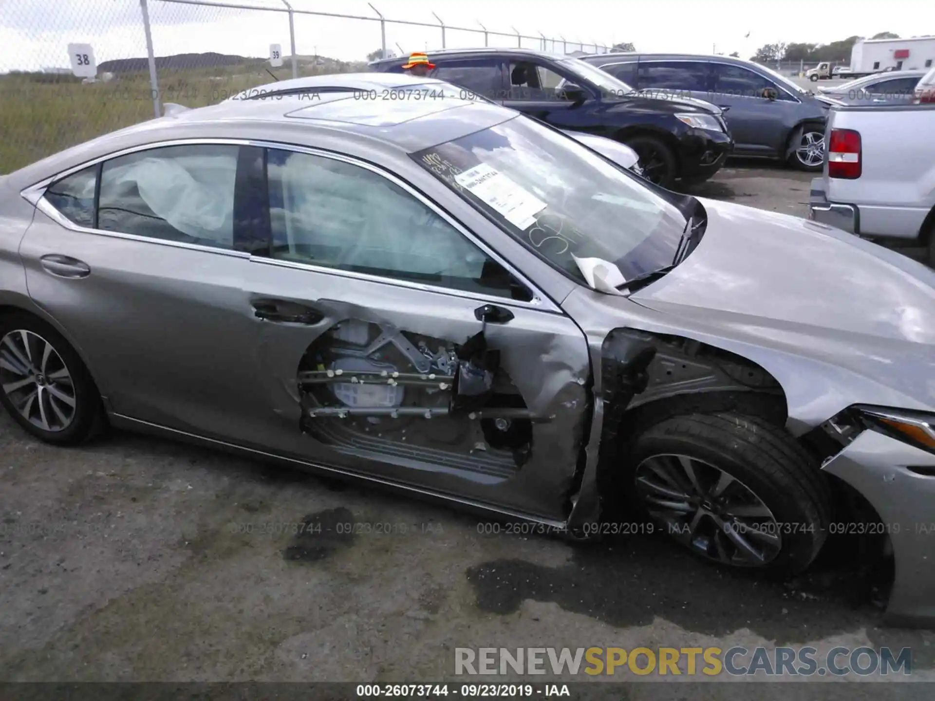 6 Photograph of a damaged car 58ABZ1B10KU035261 LEXUS ES 2019