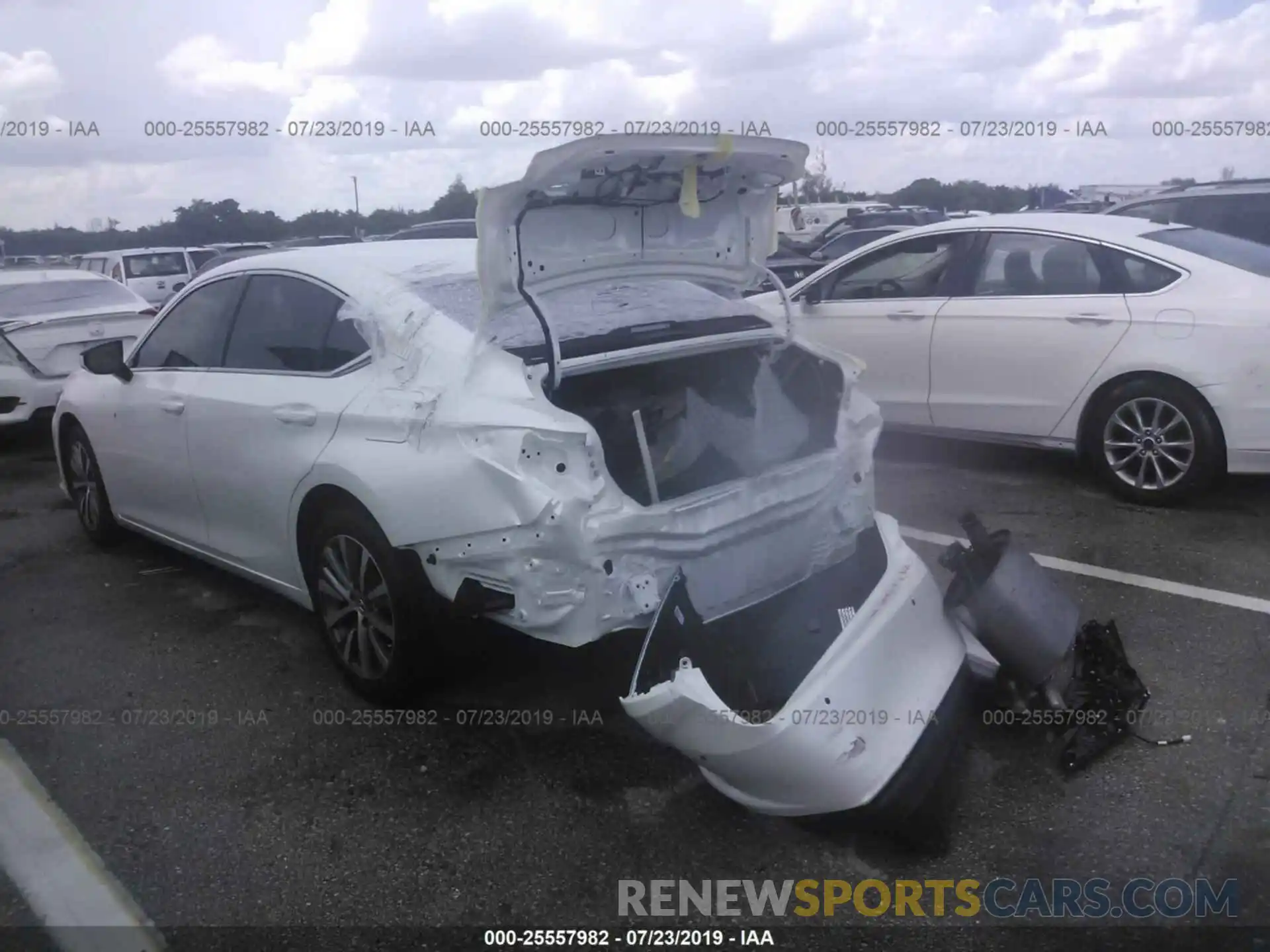 3 Photograph of a damaged car 58ABZ1B10KU040184 LEXUS ES 2019