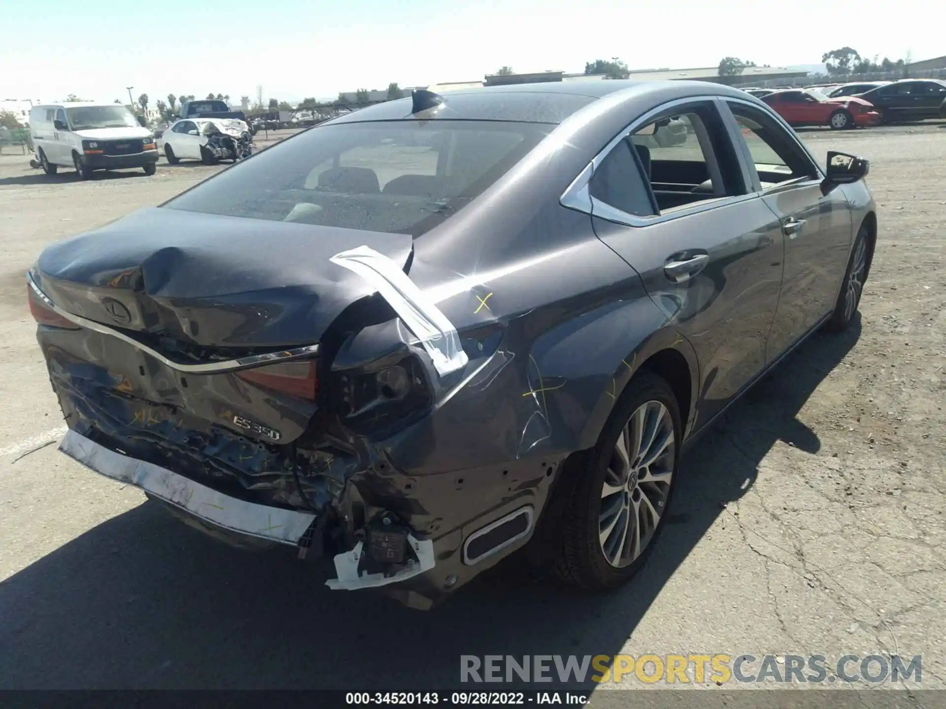 4 Photograph of a damaged car 58ABZ1B12KU038758 LEXUS ES 2019