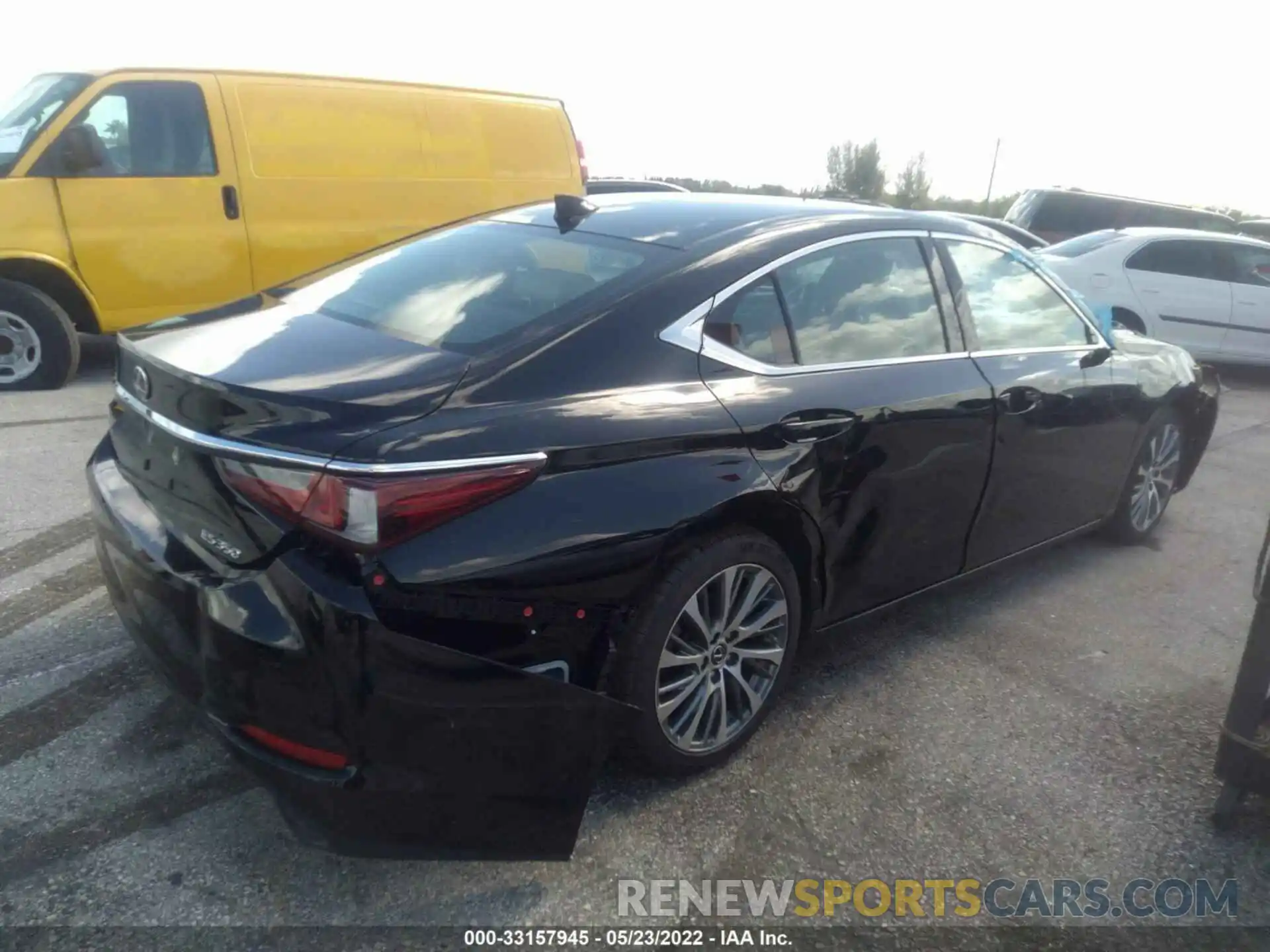 4 Photograph of a damaged car 58ABZ1B12KU045404 LEXUS ES 2019