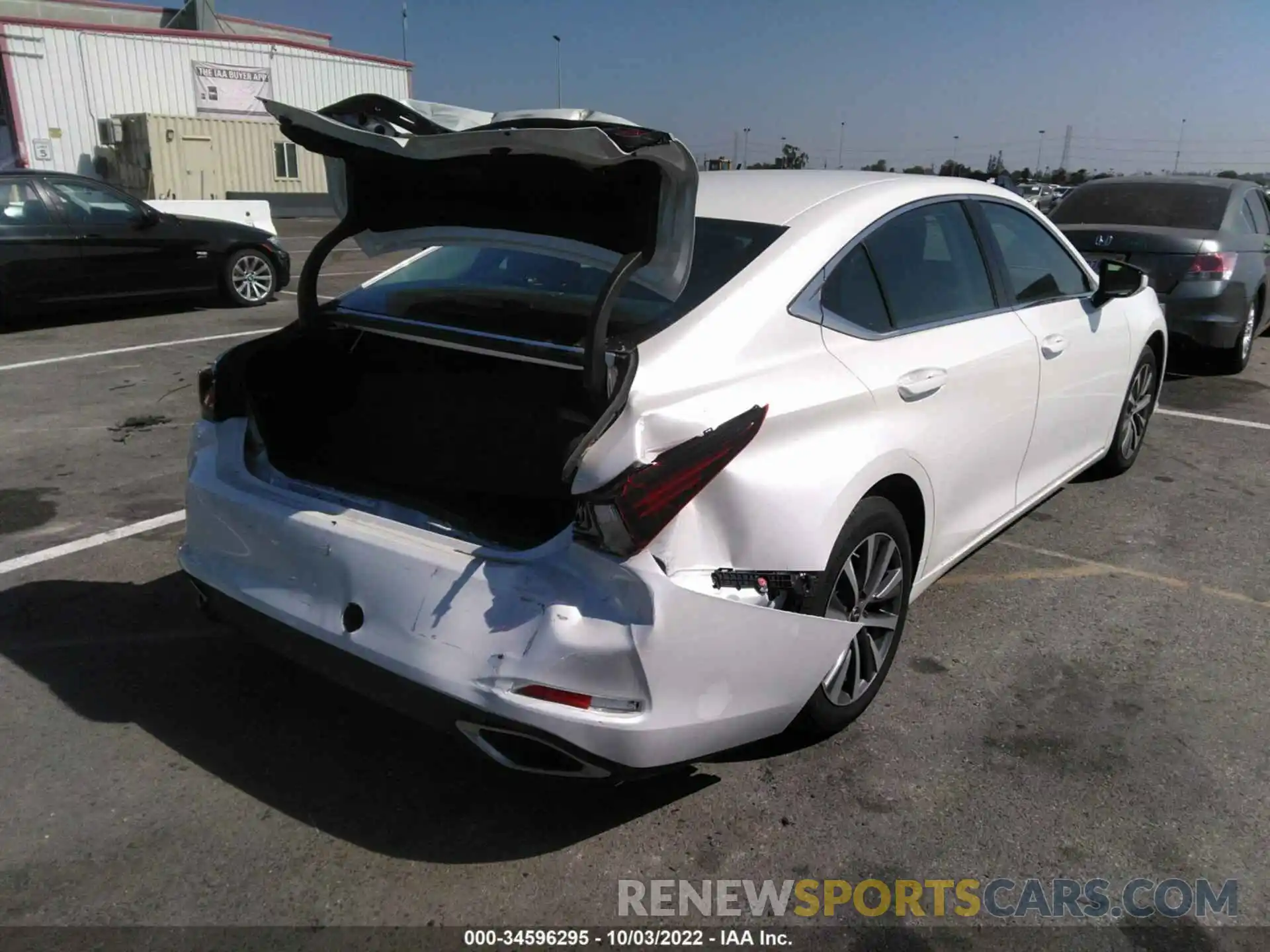 4 Photograph of a damaged car 58ABZ1B13KU008443 LEXUS ES 2019