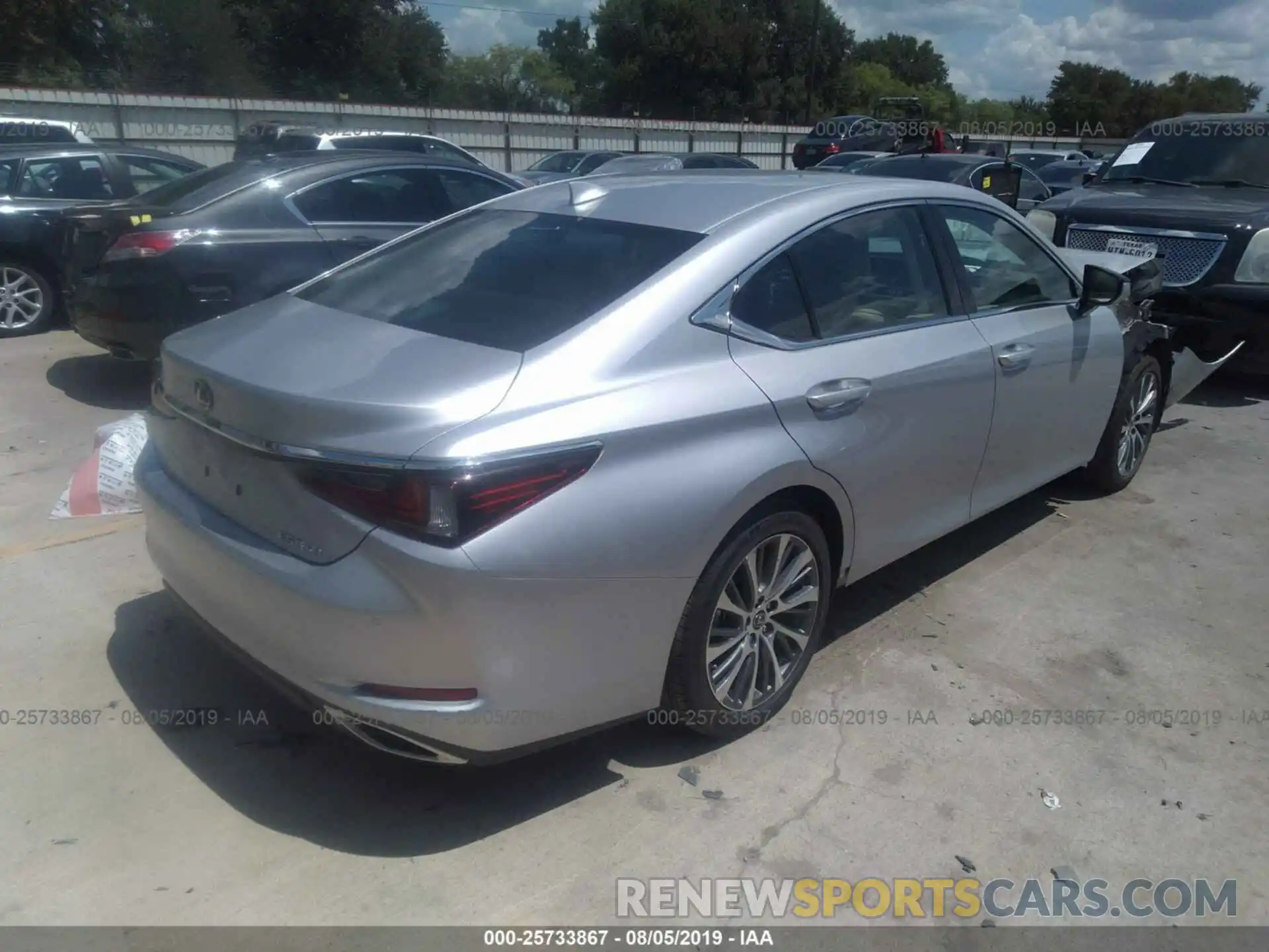 4 Photograph of a damaged car 58ABZ1B16KU006976 LEXUS ES 2019