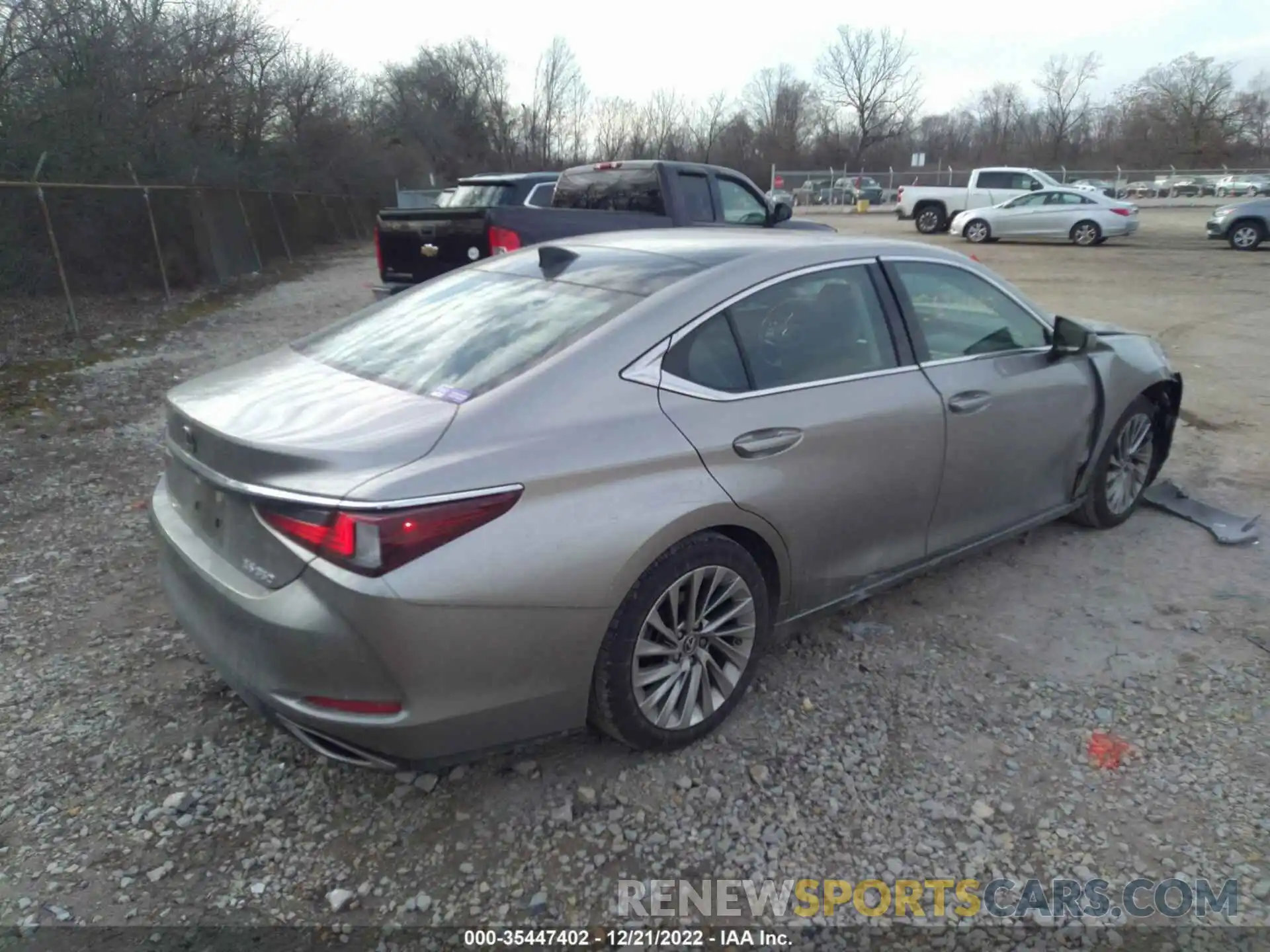 4 Photograph of a damaged car 58ABZ1B16KU007402 LEXUS ES 2019