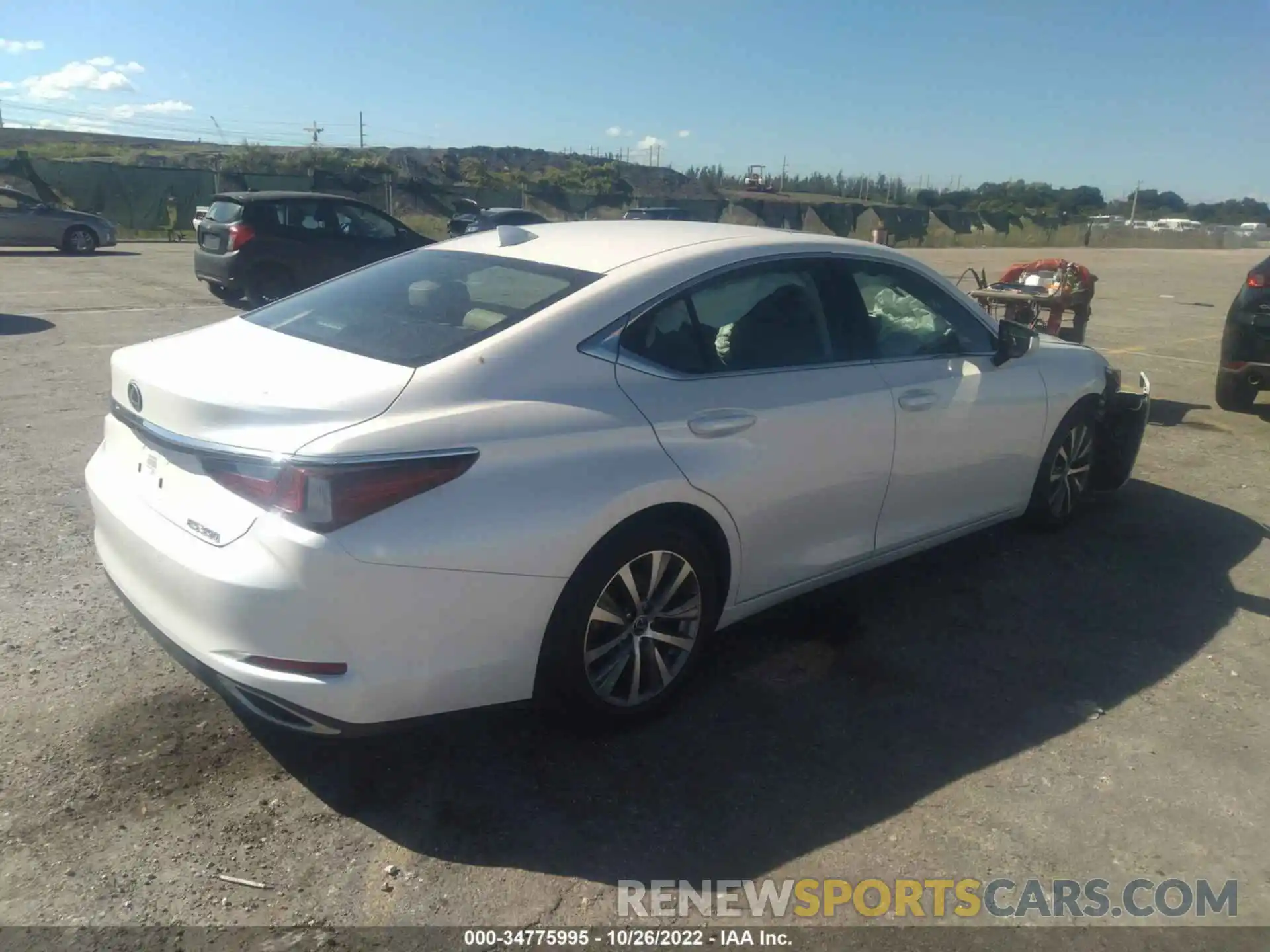 4 Photograph of a damaged car 58ABZ1B16KU031845 LEXUS ES 2019