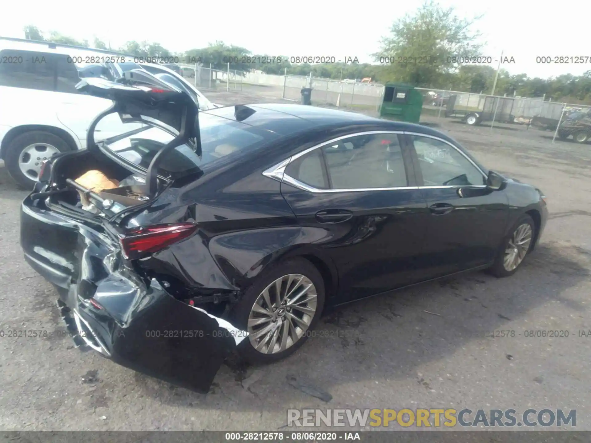 4 Photograph of a damaged car 58ABZ1B16KU037970 LEXUS ES 2019