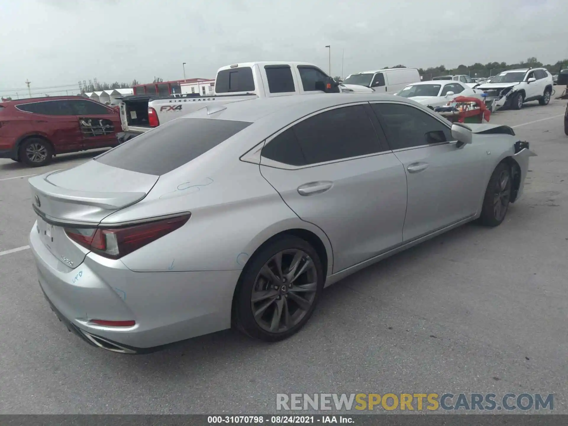 4 Photograph of a damaged car 58ABZ1B16KU049259 LEXUS ES 2019