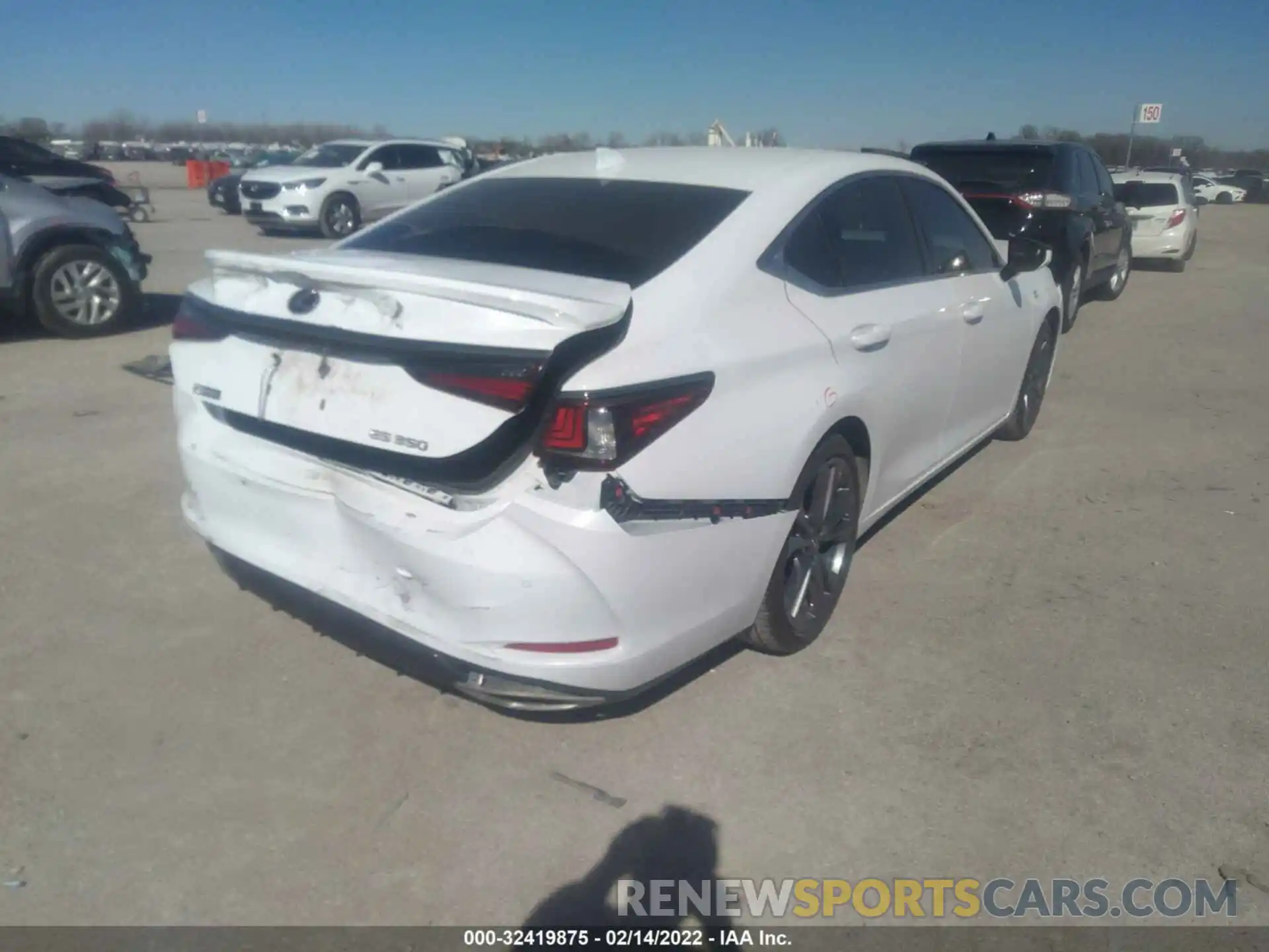 4 Photograph of a damaged car 58ABZ1B17KU005755 LEXUS ES 2019