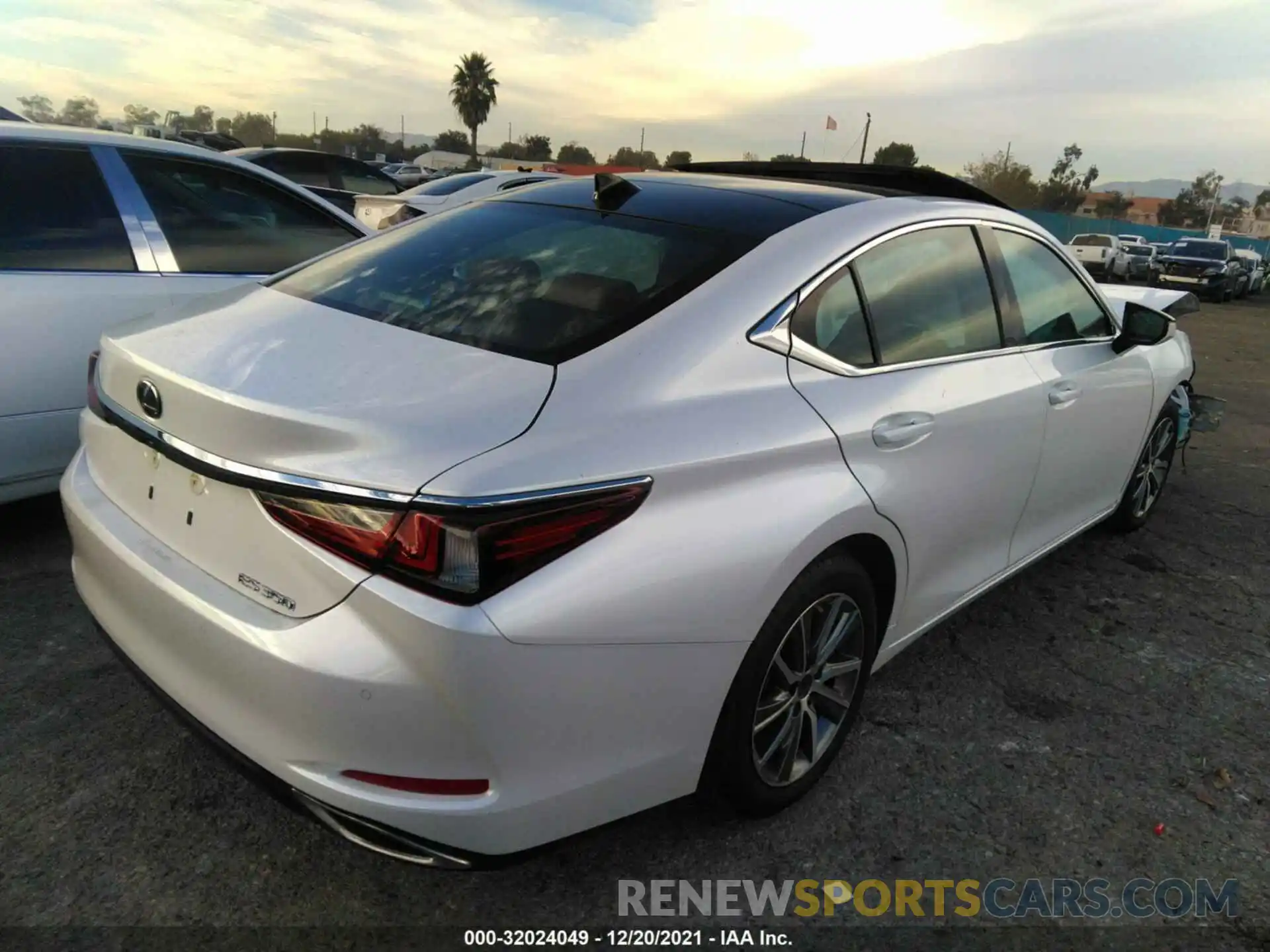 4 Photograph of a damaged car 58ABZ1B17KU031708 LEXUS ES 2019