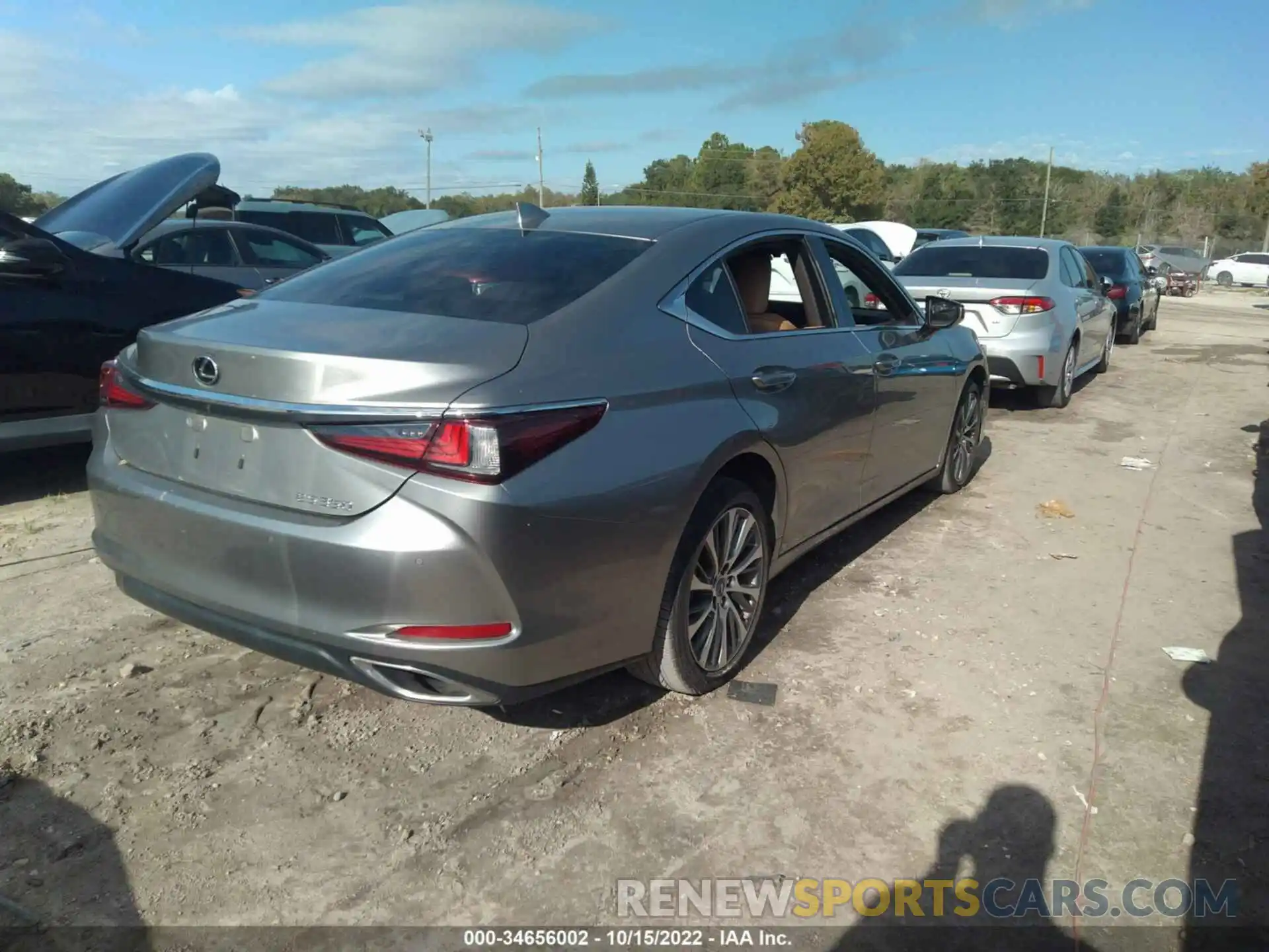 4 Photograph of a damaged car 58ABZ1B17KU039064 LEXUS ES 2019