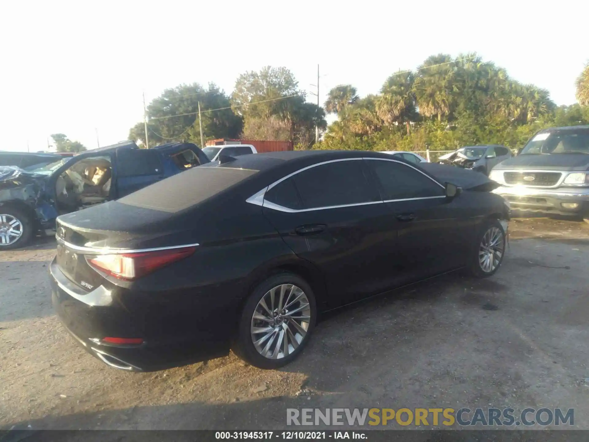 4 Photograph of a damaged car 58ABZ1B17KU040036 LEXUS ES 2019