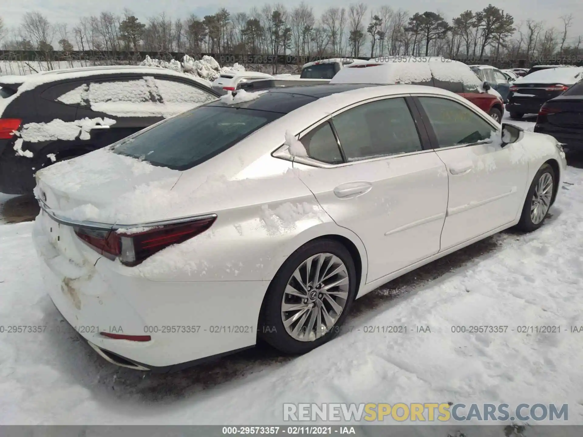 4 Photograph of a damaged car 58ABZ1B18KU013962 LEXUS ES 2019