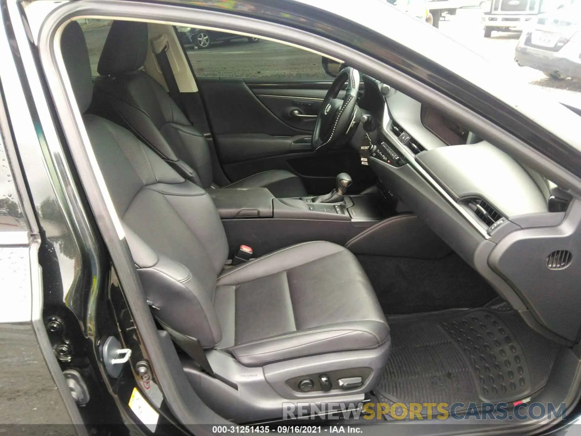 5 Photograph of a damaged car 58ABZ1B18KU042099 LEXUS ES 2019