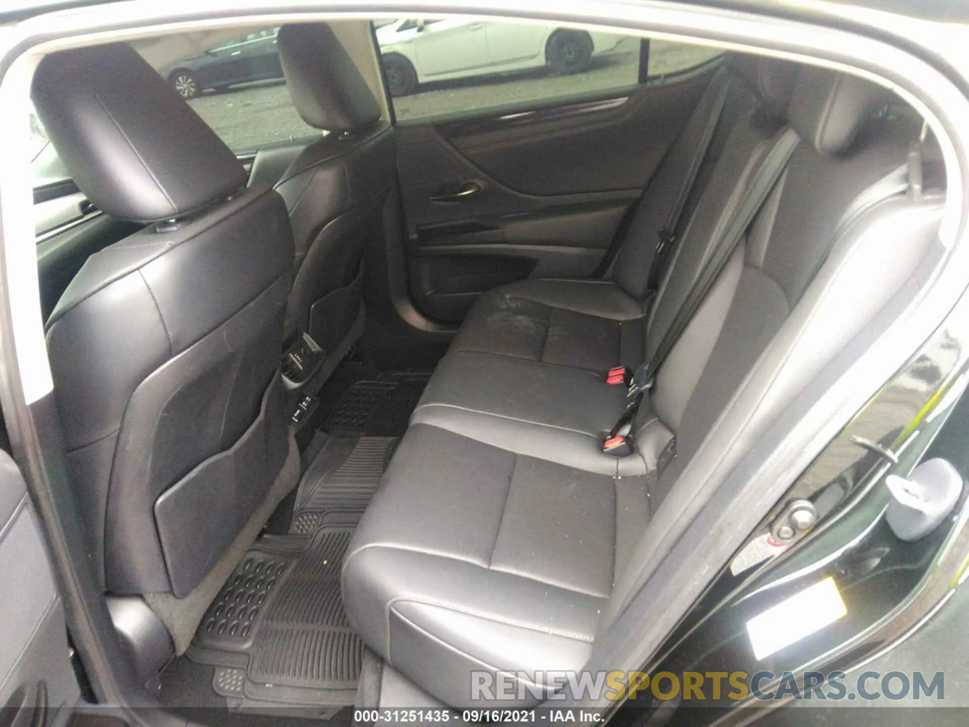 8 Photograph of a damaged car 58ABZ1B18KU042099 LEXUS ES 2019