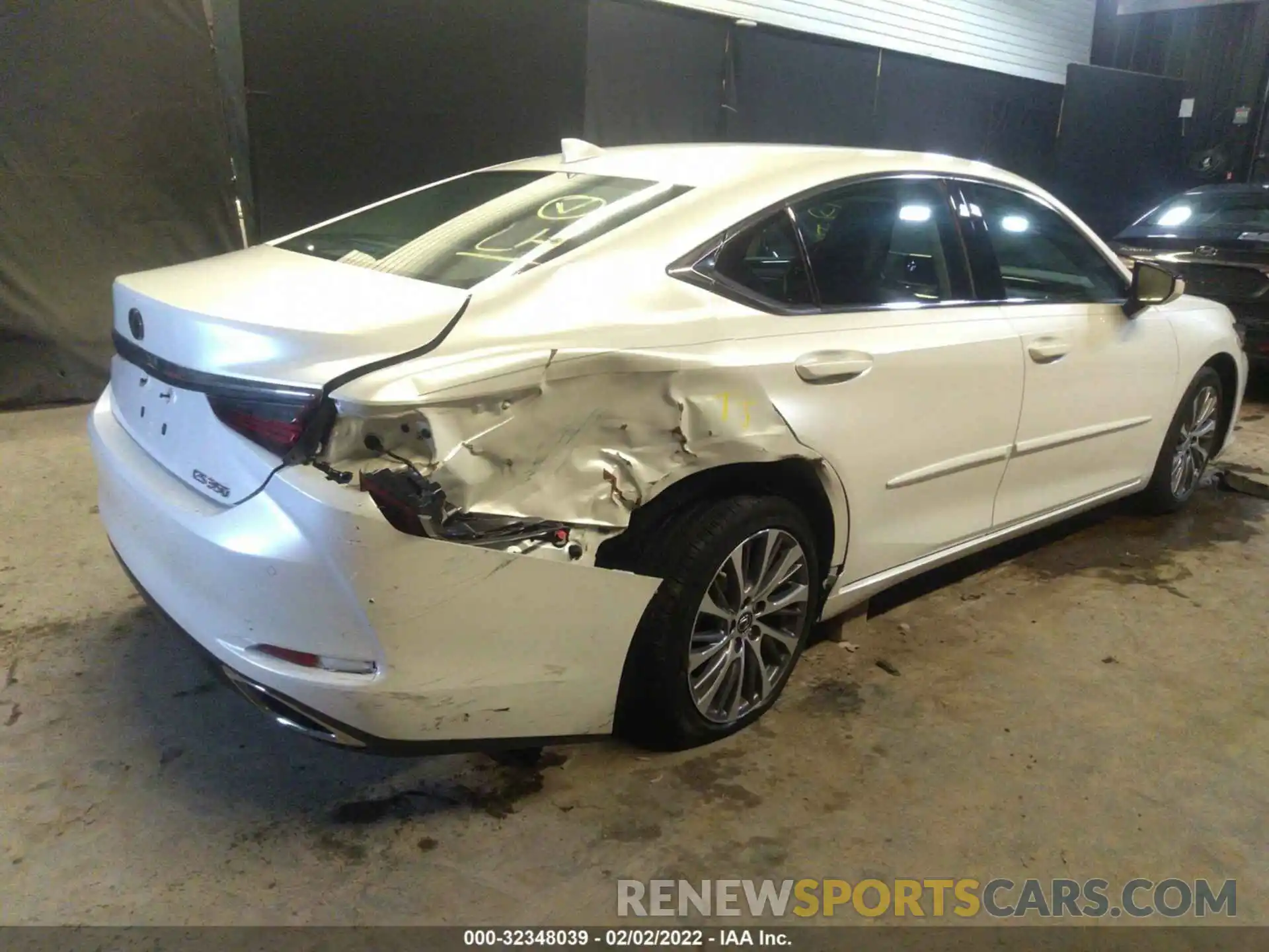 4 Photograph of a damaged car 58ABZ1B19KU028888 LEXUS ES 2019