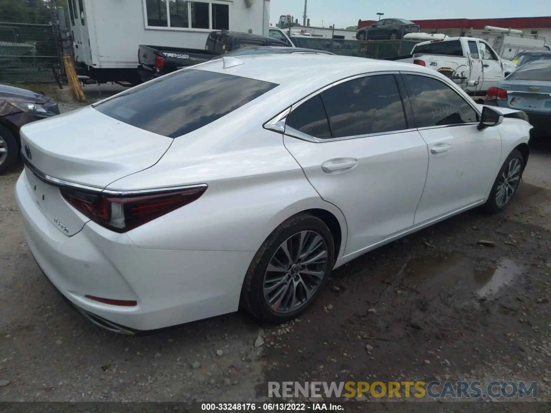 4 Photograph of a damaged car 58ABZ1B19KU040121 LEXUS ES 2019