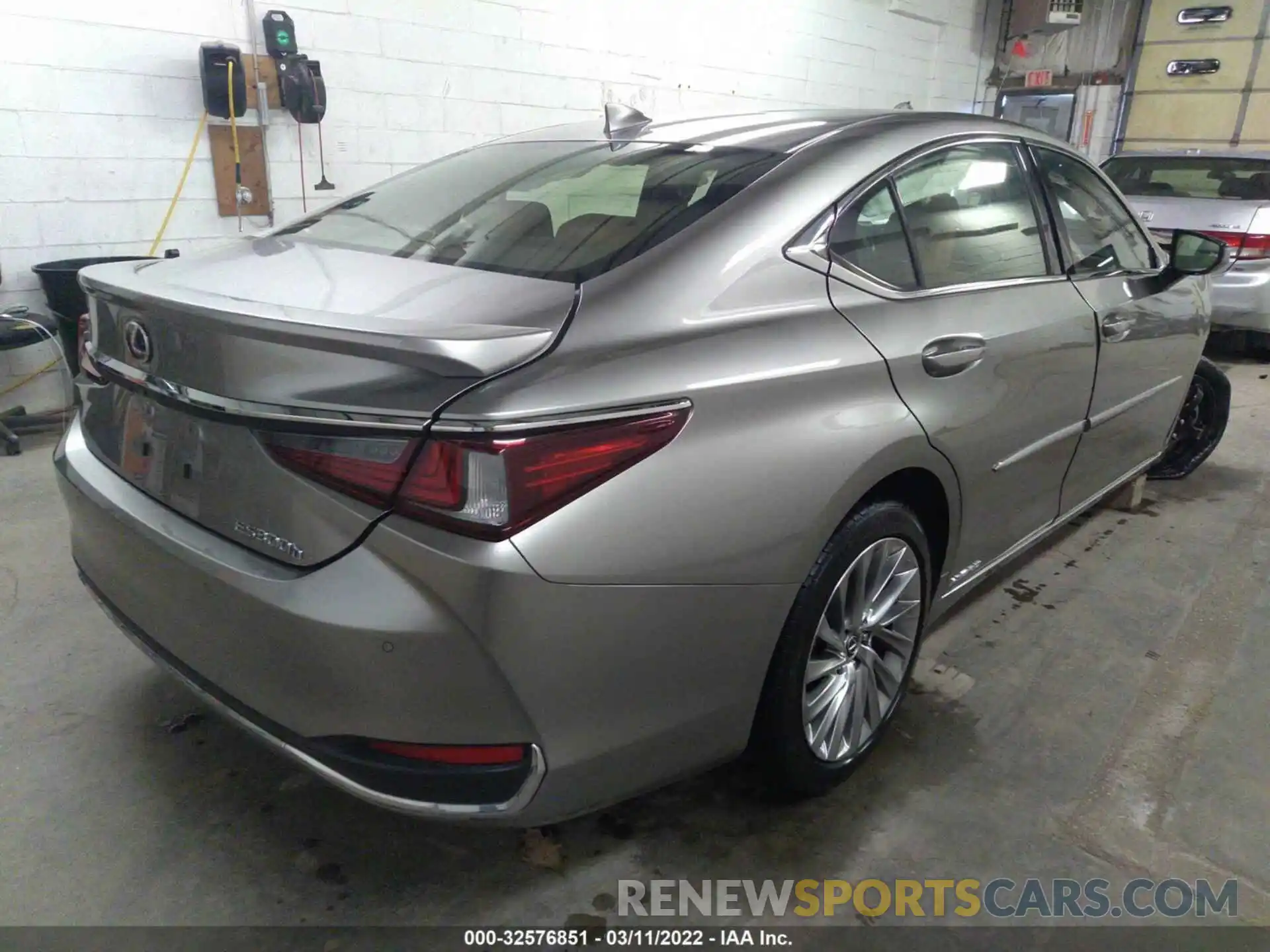 4 Photograph of a damaged car JTHB21B12K2001896 LEXUS ES 2019