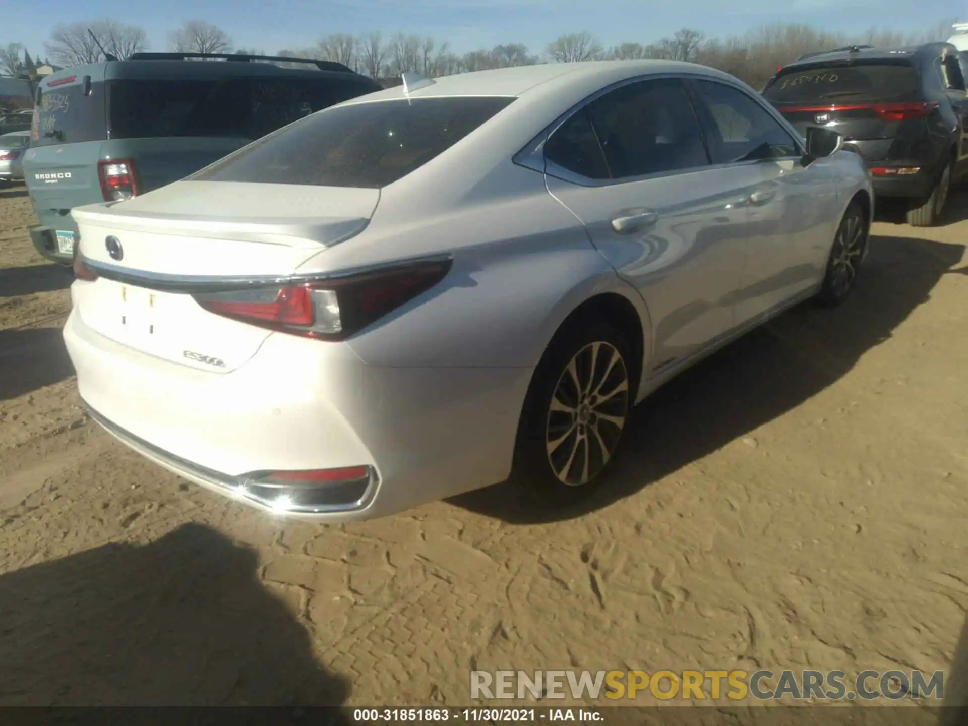 4 Photograph of a damaged car JTHB21B16K2007927 LEXUS ES 2019