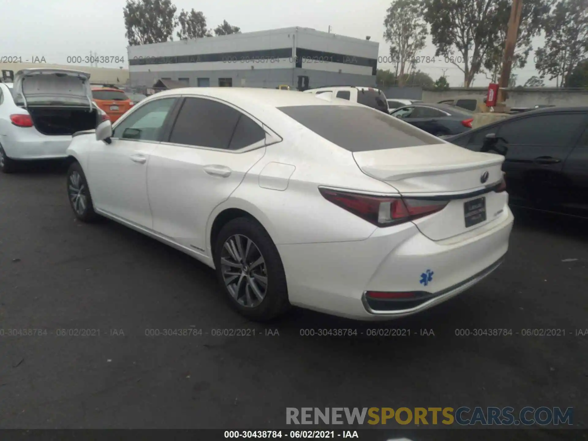 3 Photograph of a damaged car 58AC21B17LU008052 LEXUS ES 2020