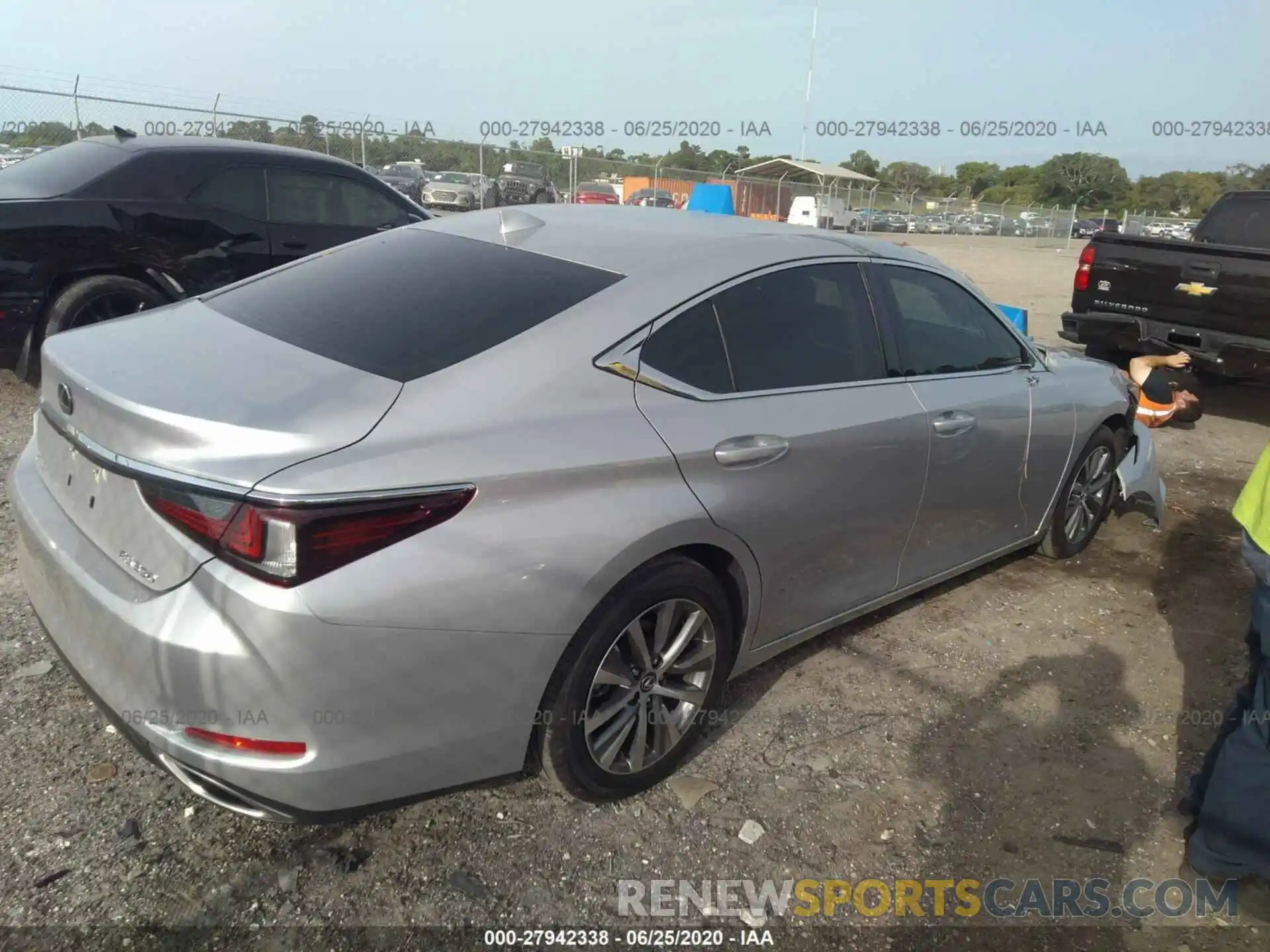 4 Photograph of a damaged car 58ACZ1B17LU062673 LEXUS ES 2020