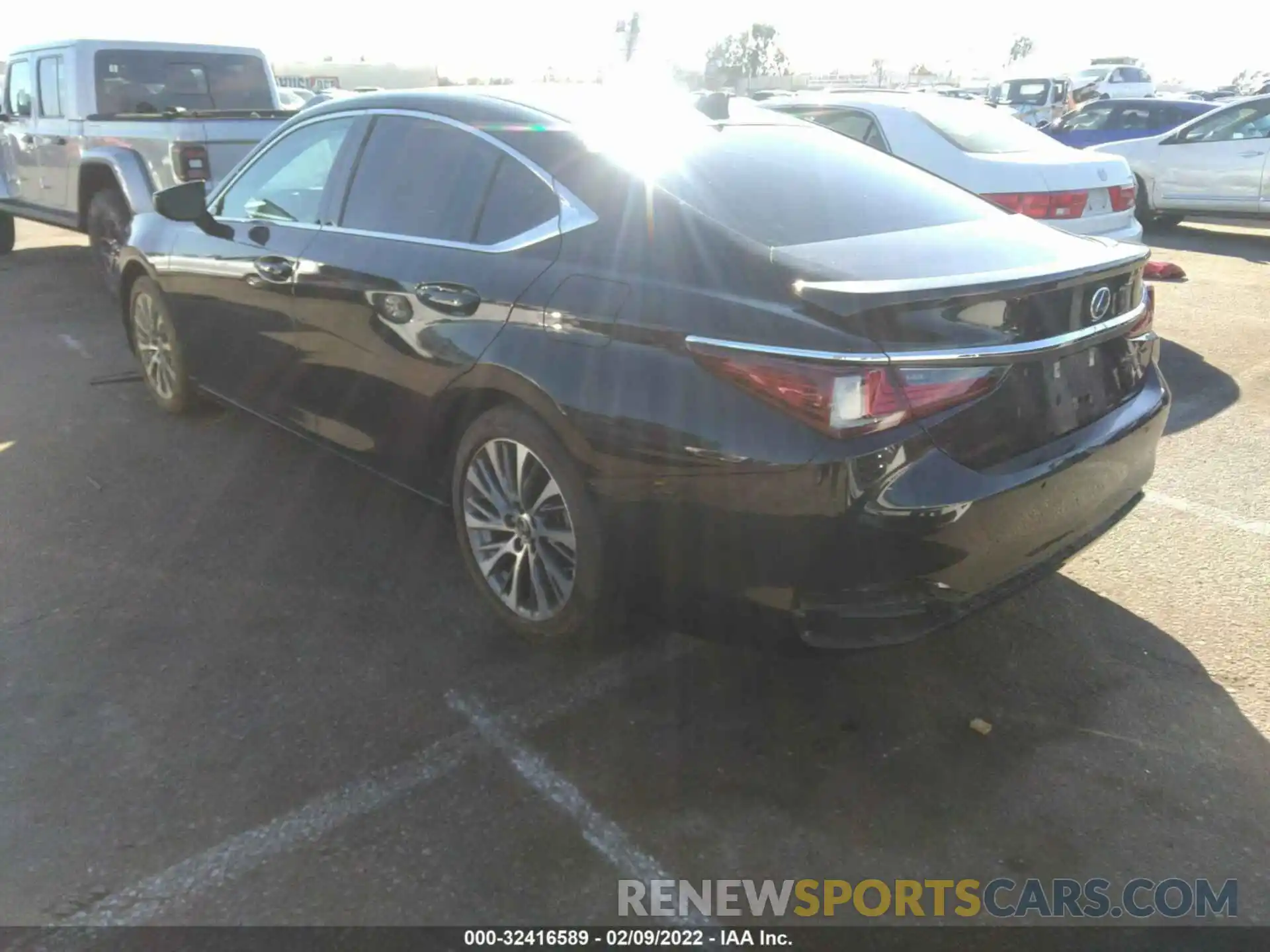 3 Photograph of a damaged car 58AD21B11LU008794 LEXUS ES 2020