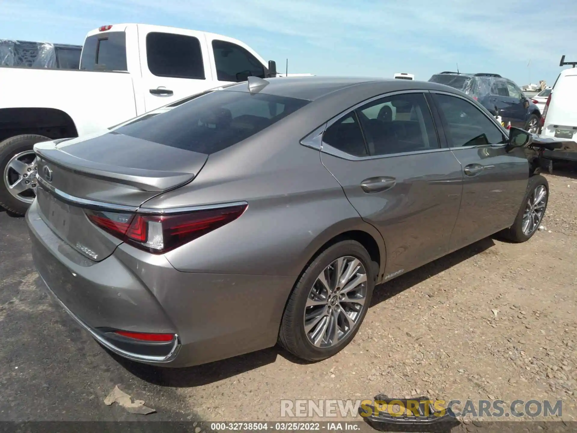 4 Photograph of a damaged car 58AD21B15LU011908 LEXUS ES 2020